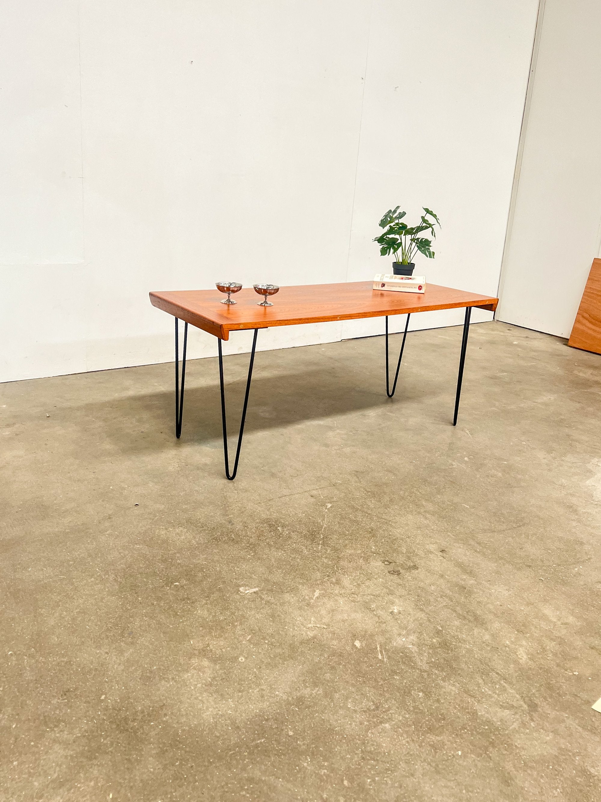 Table basse vintage en teck – pieds épingle – design scandinave années 60