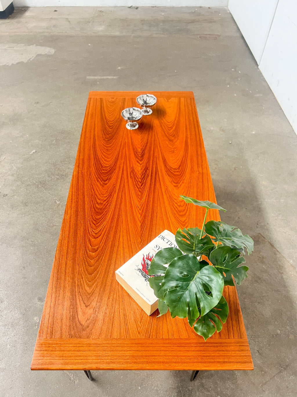 Table basse vintage en teck – pieds épingle – design scandinave années 60