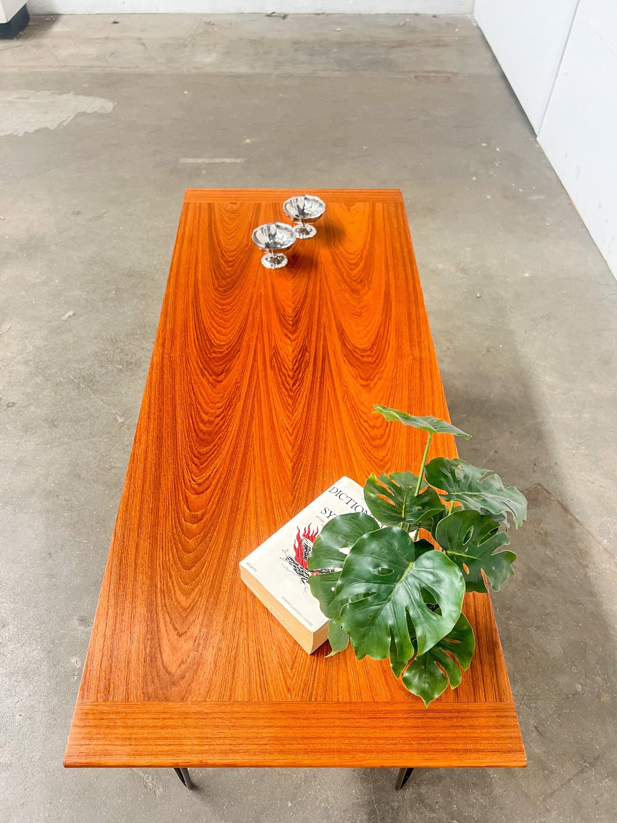 Table basse vintage en teck – pieds épingle – design scandinave années 60