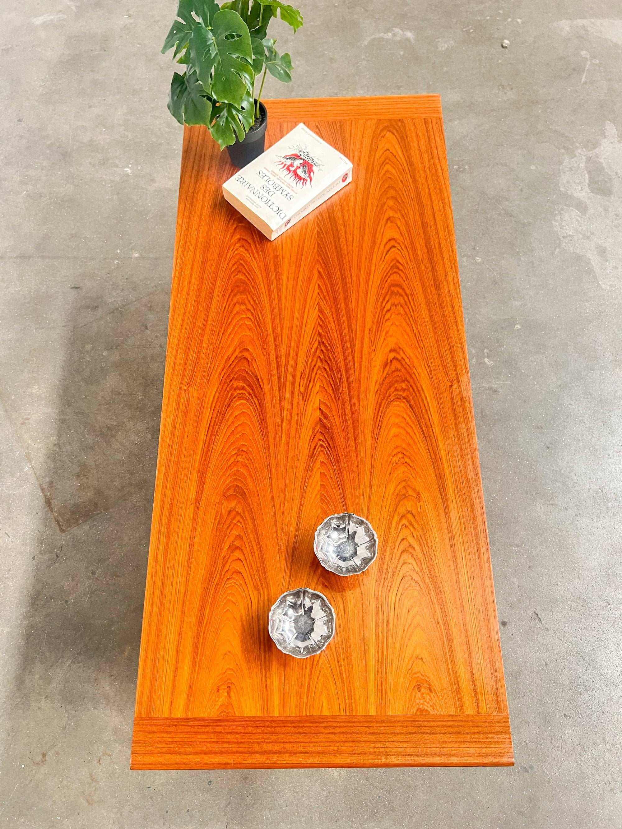 Table basse vintage en teck – pieds épingle – design scandinave années 60