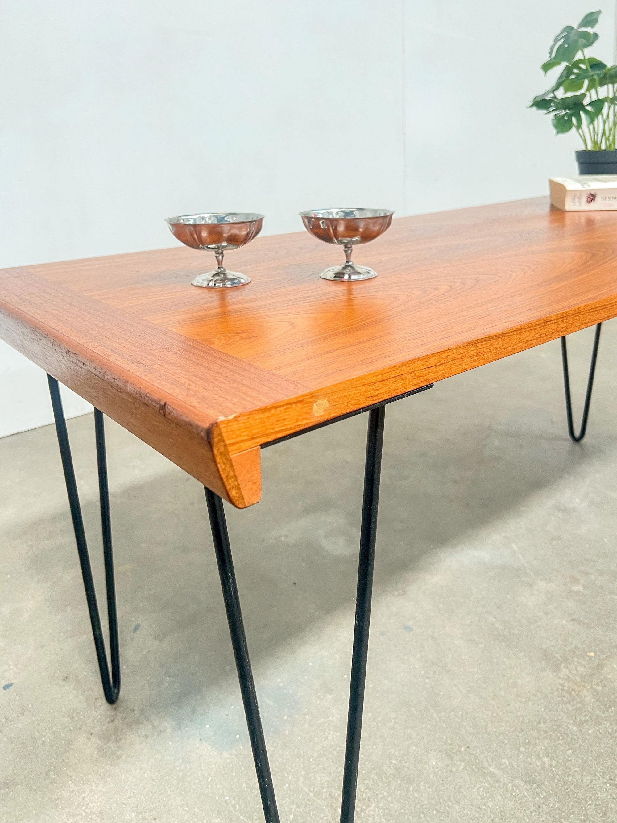 Table basse vintage en teck – pieds épingle – design scandinave années 60