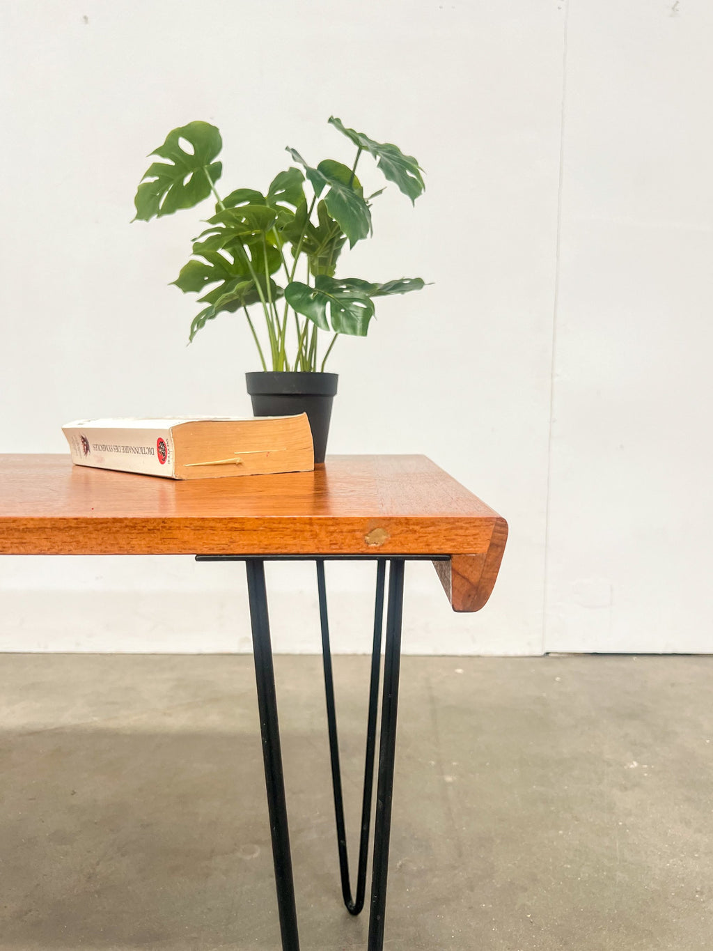 Table basse vintage en teck – pieds épingle – design scandinave années 60