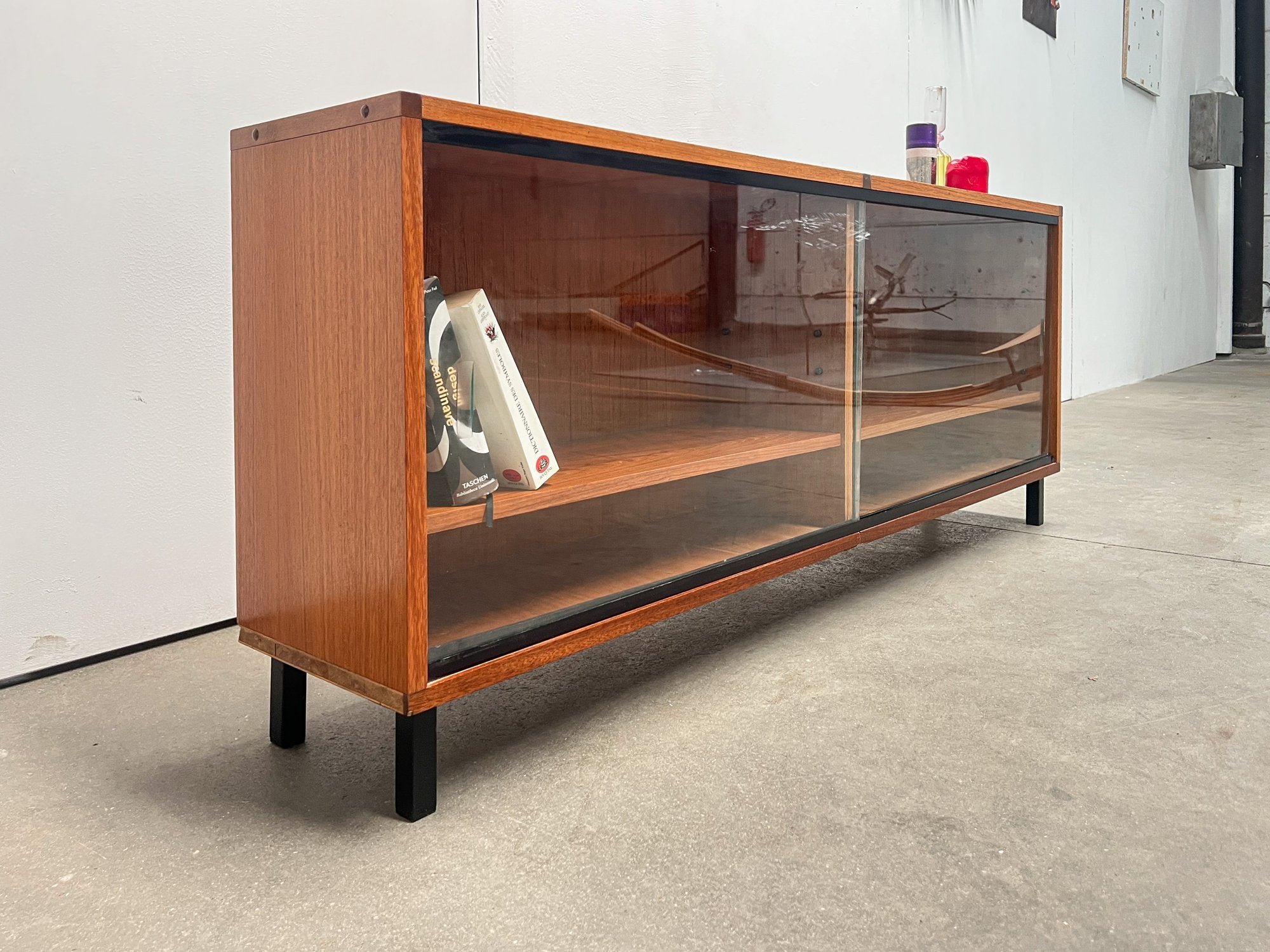Petit meuble scandinave vintage en teck à portes vitrées