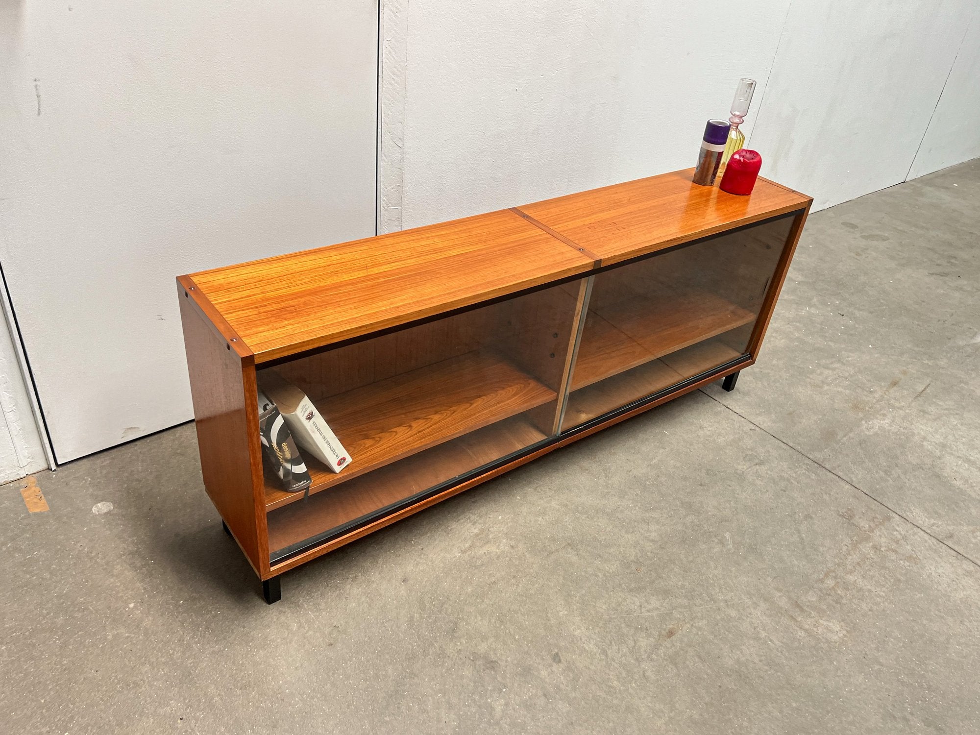 Petit meuble scandinave vintage en teck à portes vitrées