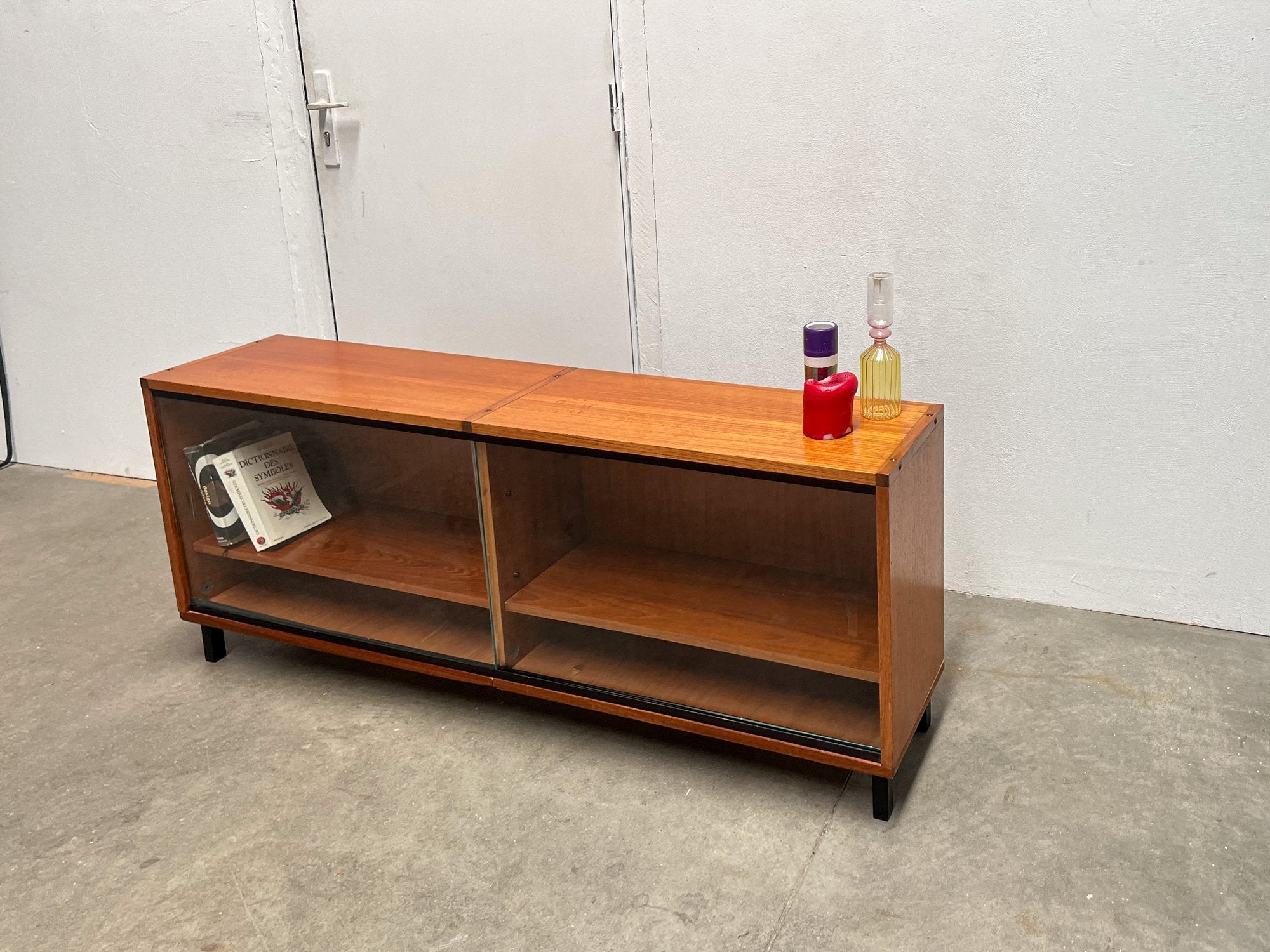 Petit meuble scandinave vintage en teck à portes vitrées