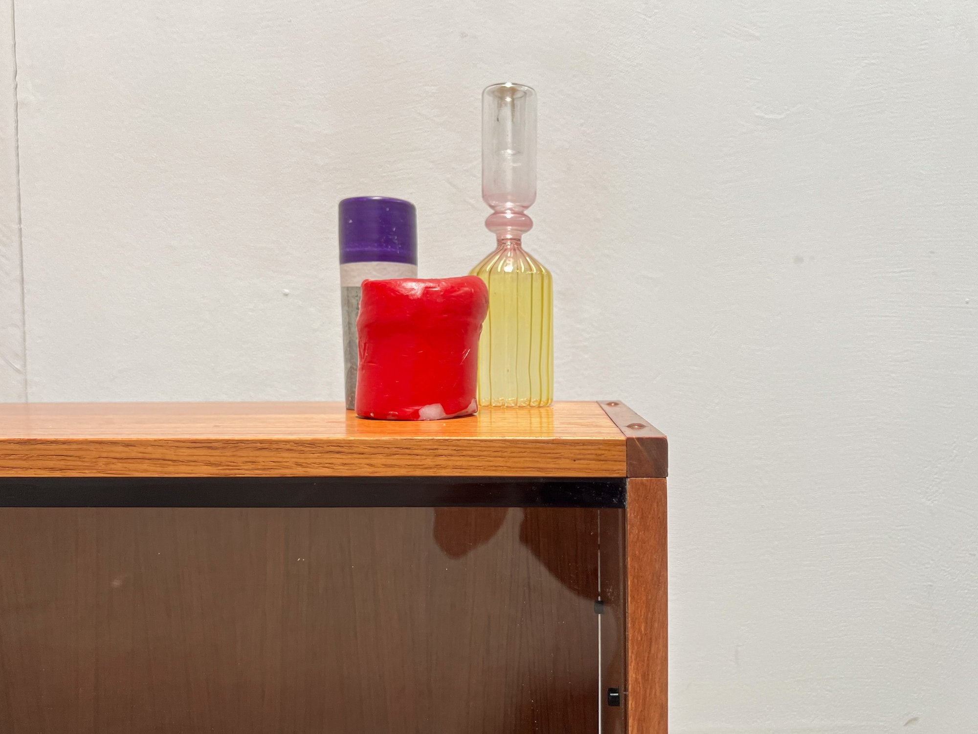 Petit meuble scandinave vintage en teck à portes vitrées