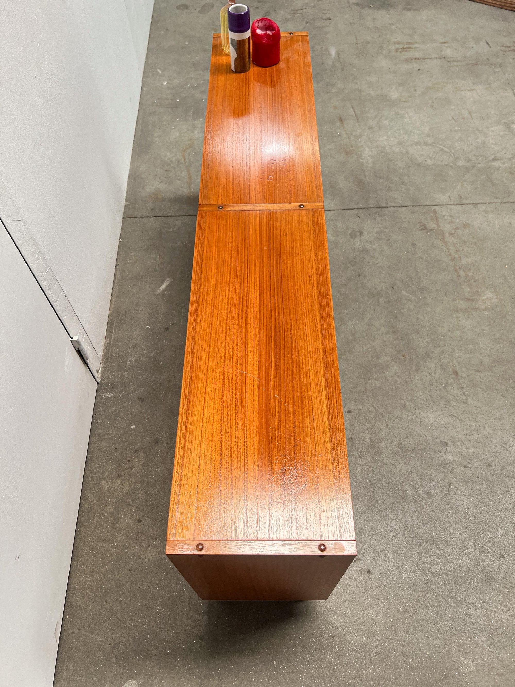 Petit meuble scandinave vintage en teck à portes vitrées