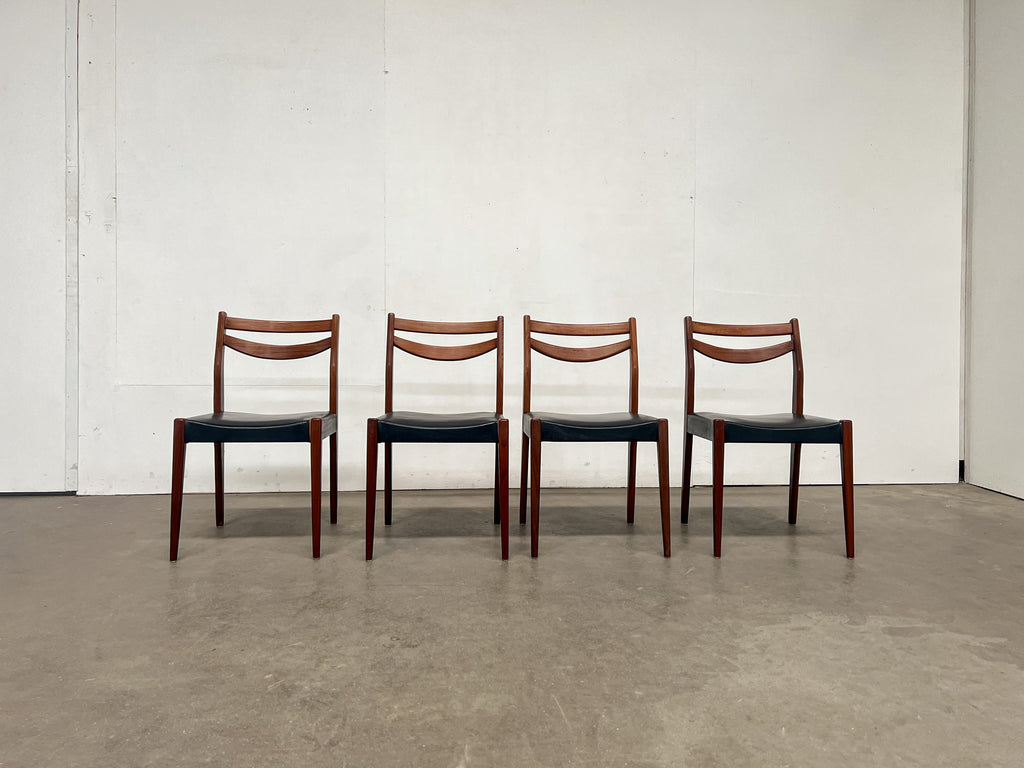 Lot de 4 chaises scandinaves vintage en teck et skaï noir