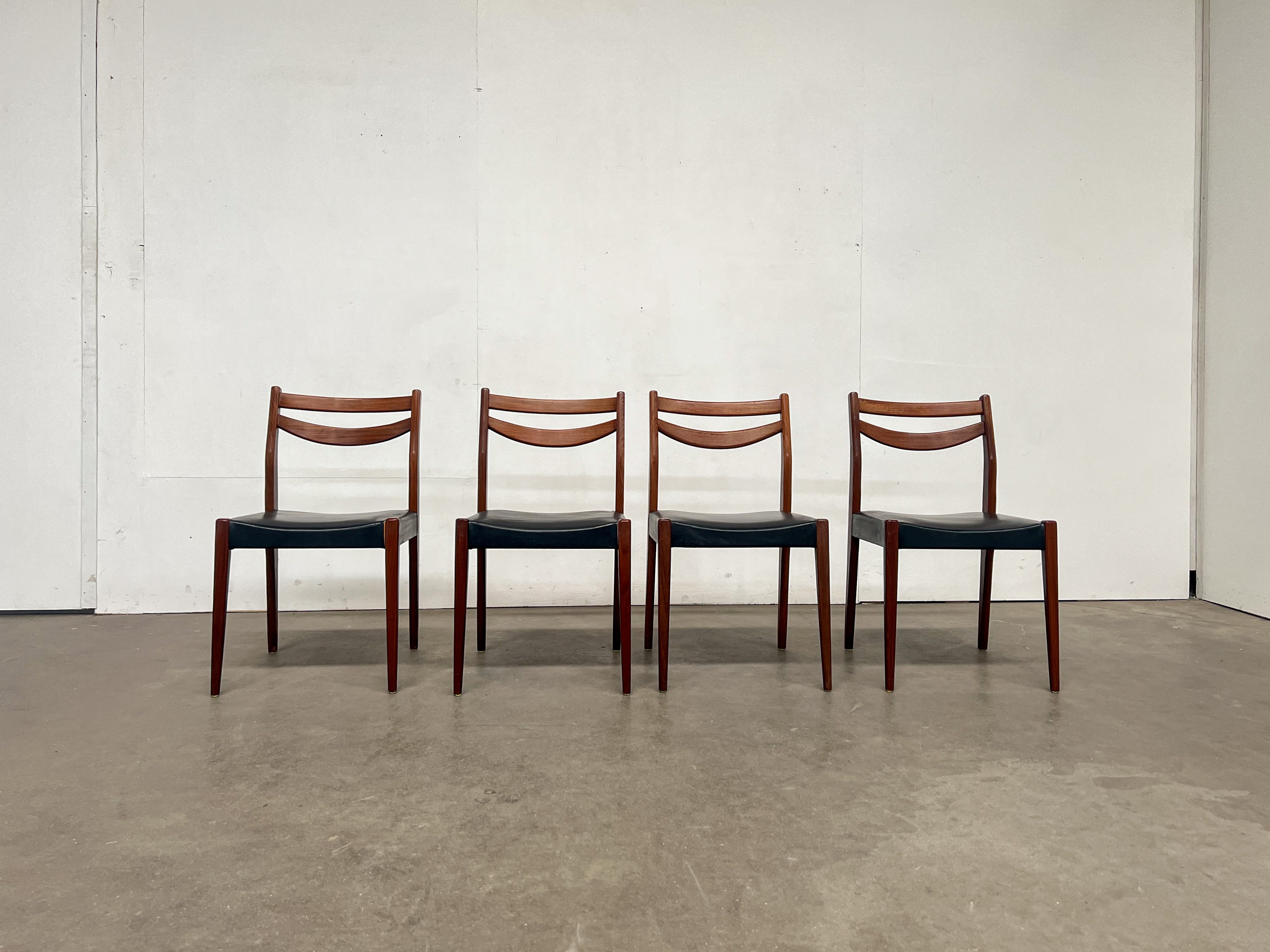 Lot de 4 chaises scandinaves vintage en teck et skaï noir