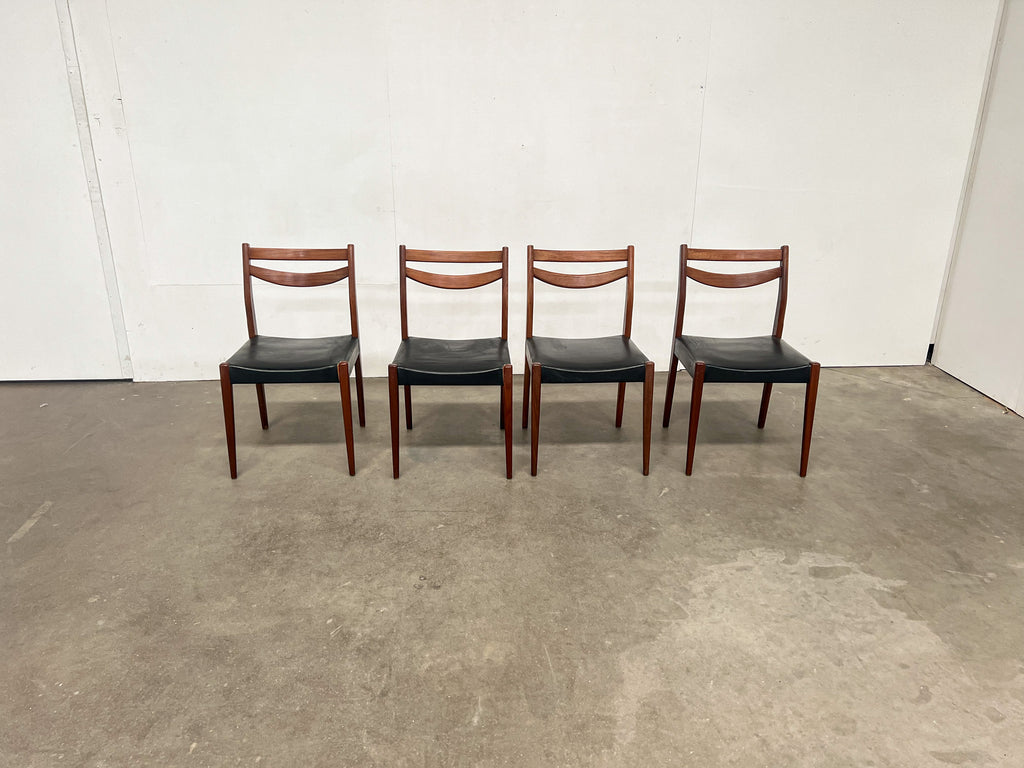 Lot de 4 chaises scandinaves vintage en teck et skaï noir