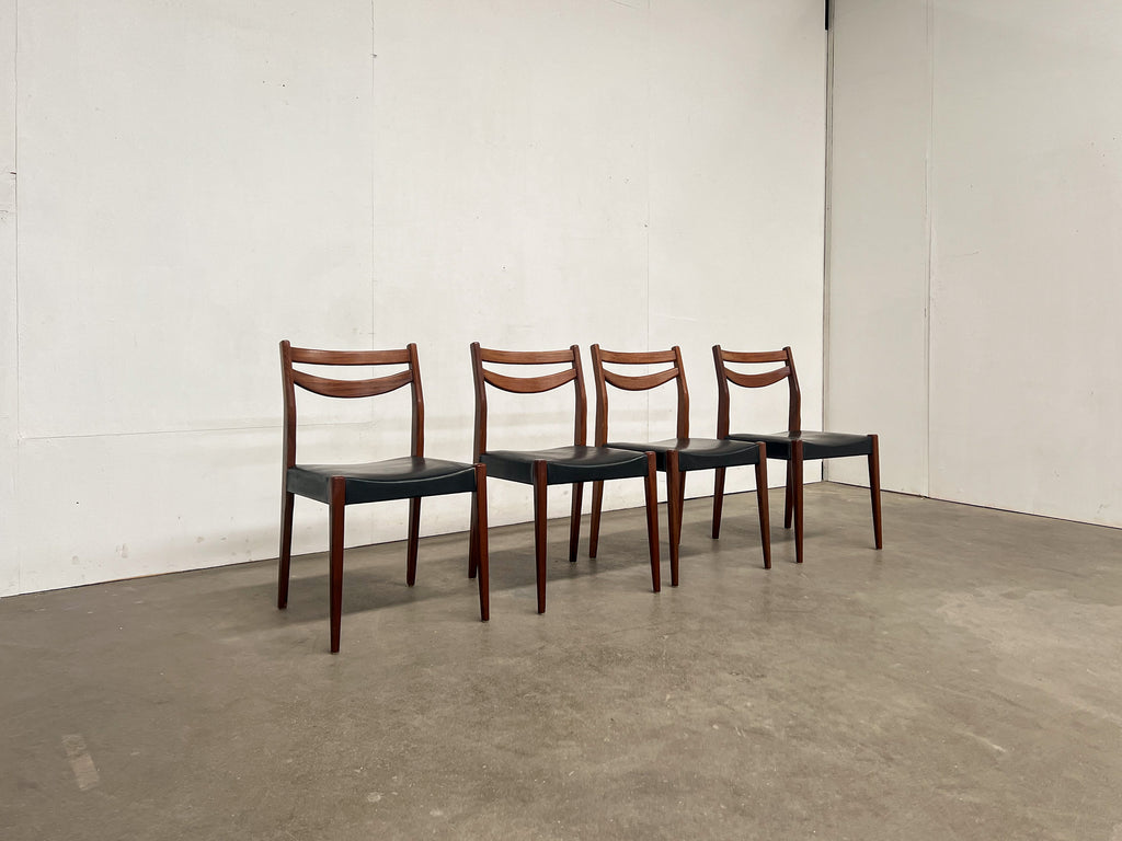 Lot de 4 chaises scandinaves vintage en teck et skaï noir