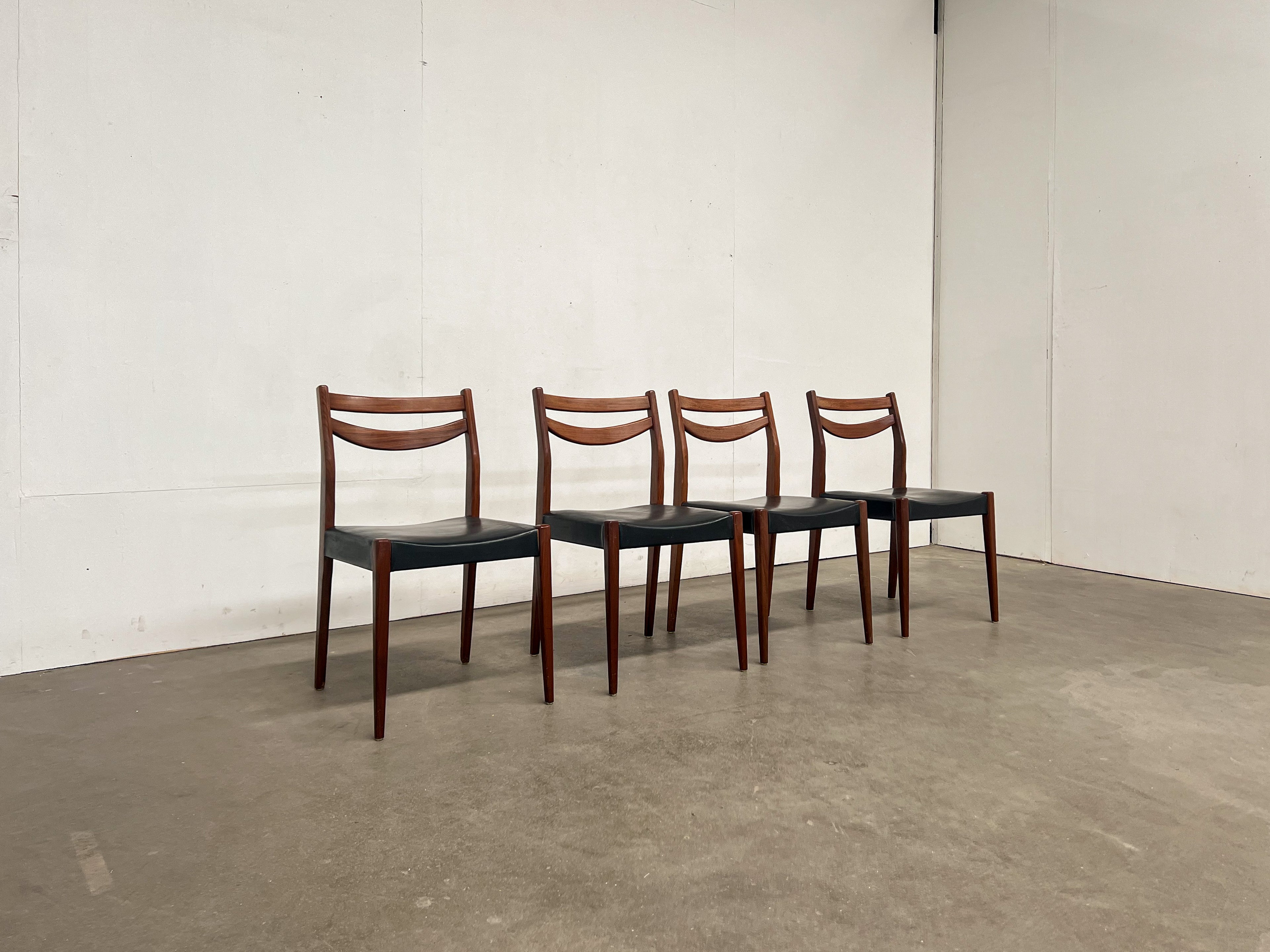 Lot de 4 chaises scandinaves vintage en teck et skaï noir