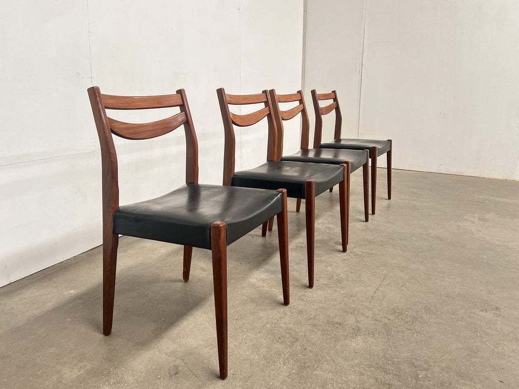 Lot de 4 chaises scandinaves vintage en teck et skaï noir