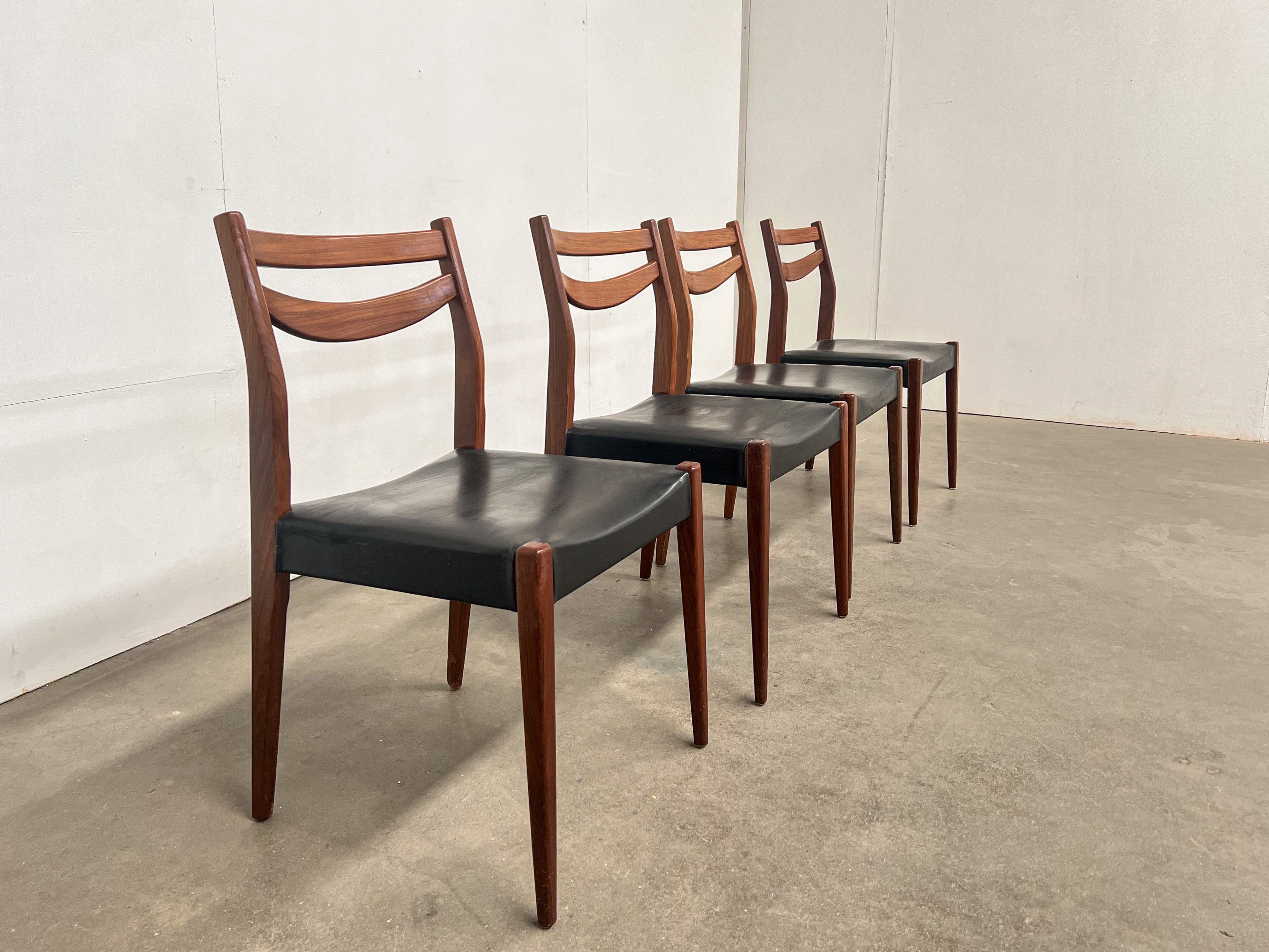 Lot de 4 chaises scandinaves vintage en teck et skaï noir