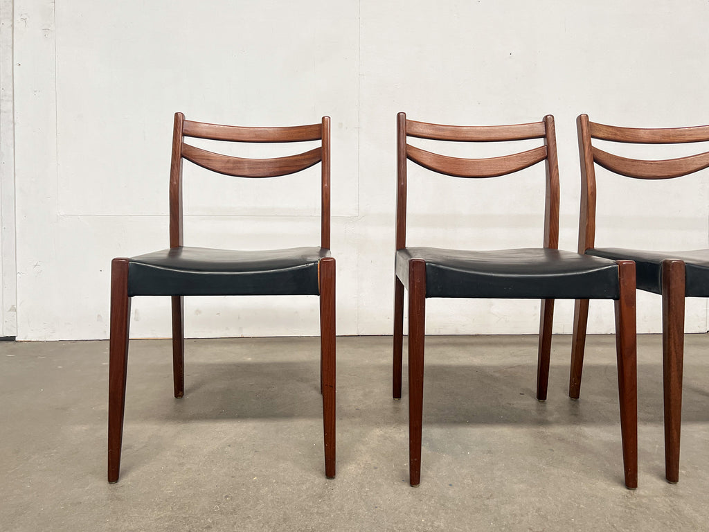 Lot de 4 chaises scandinaves vintage en teck et skaï noir