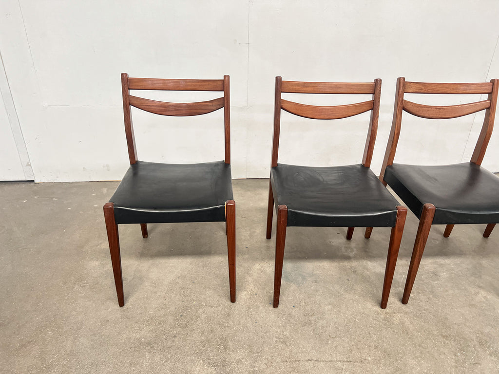 Lot de 4 chaises scandinaves vintage en teck et skaï noir