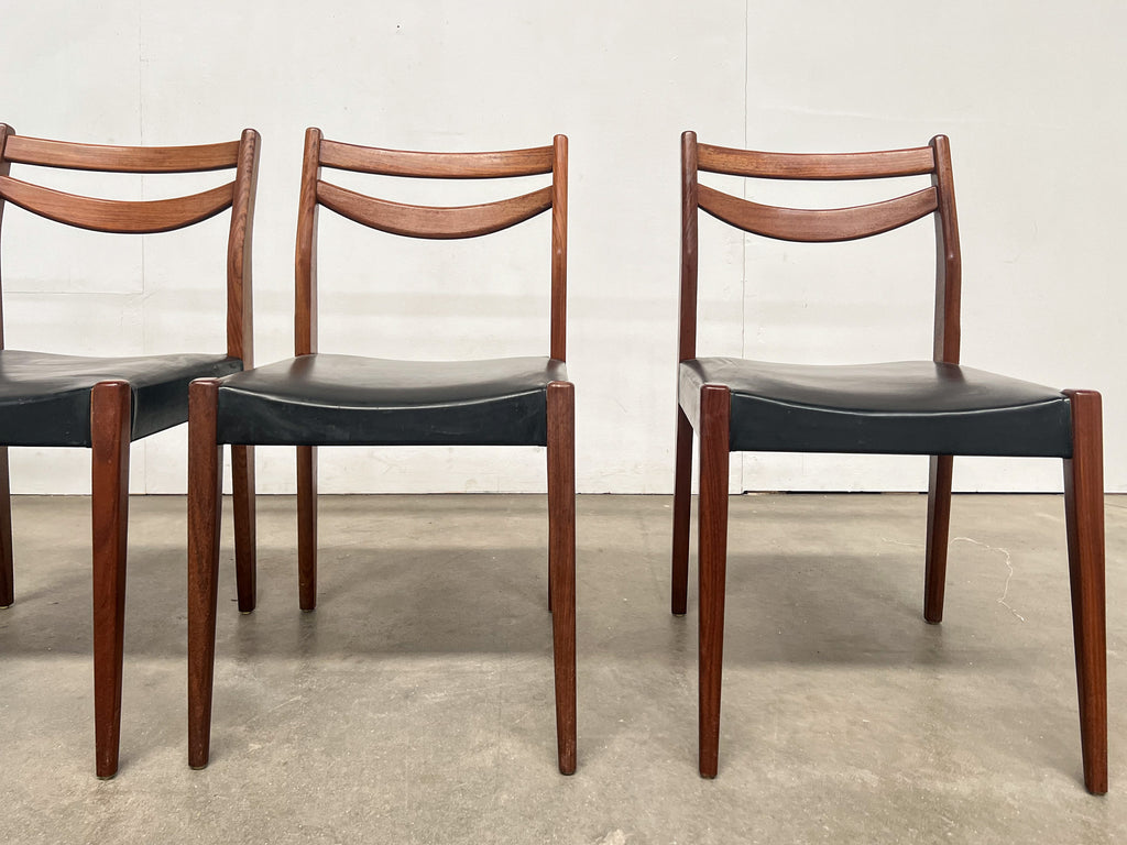 Lot de 4 chaises scandinaves vintage en teck et skaï noir