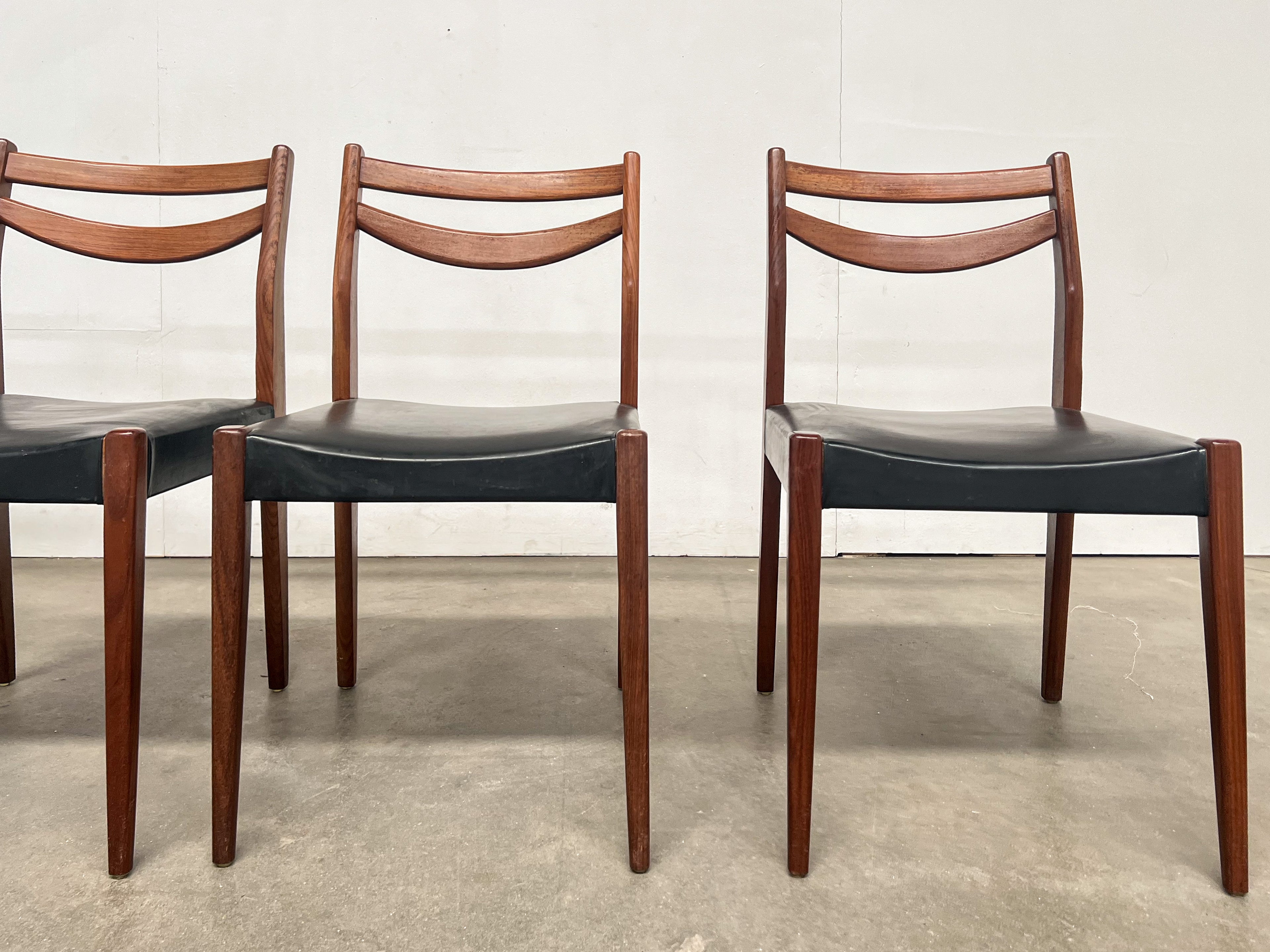 Lot de 4 chaises scandinaves vintage en teck et skaï noir