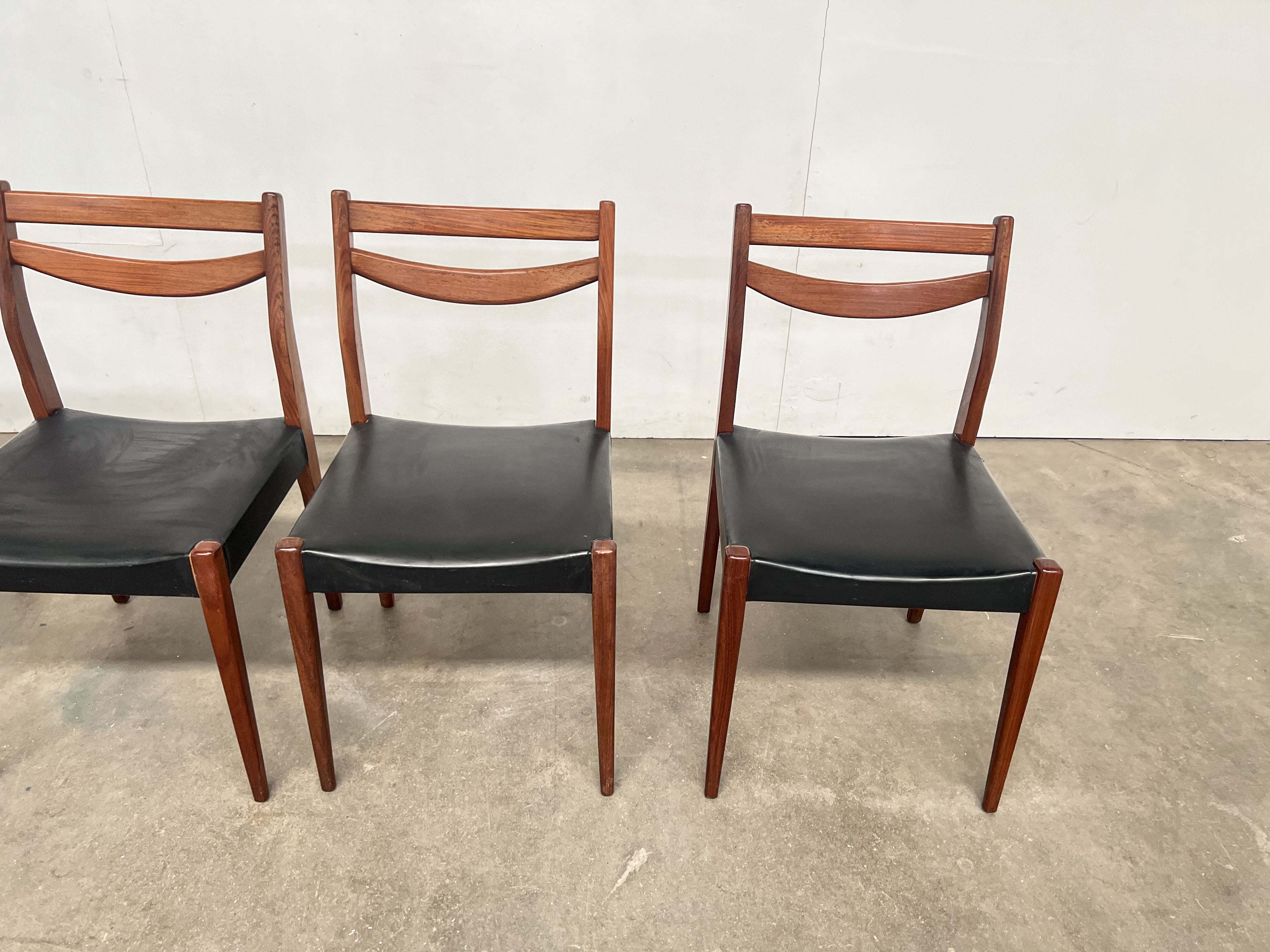 Lot de 4 chaises scandinaves vintage en teck et skaï noir