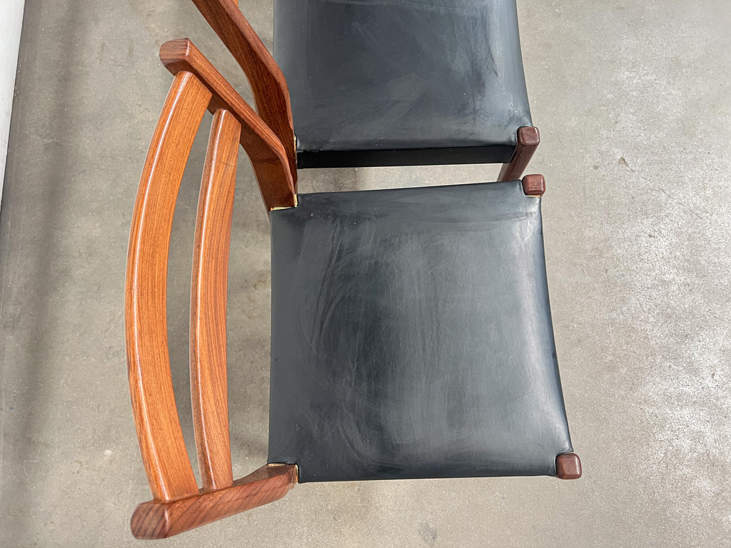 Lot de 4 chaises scandinaves vintage en teck et skaï noir