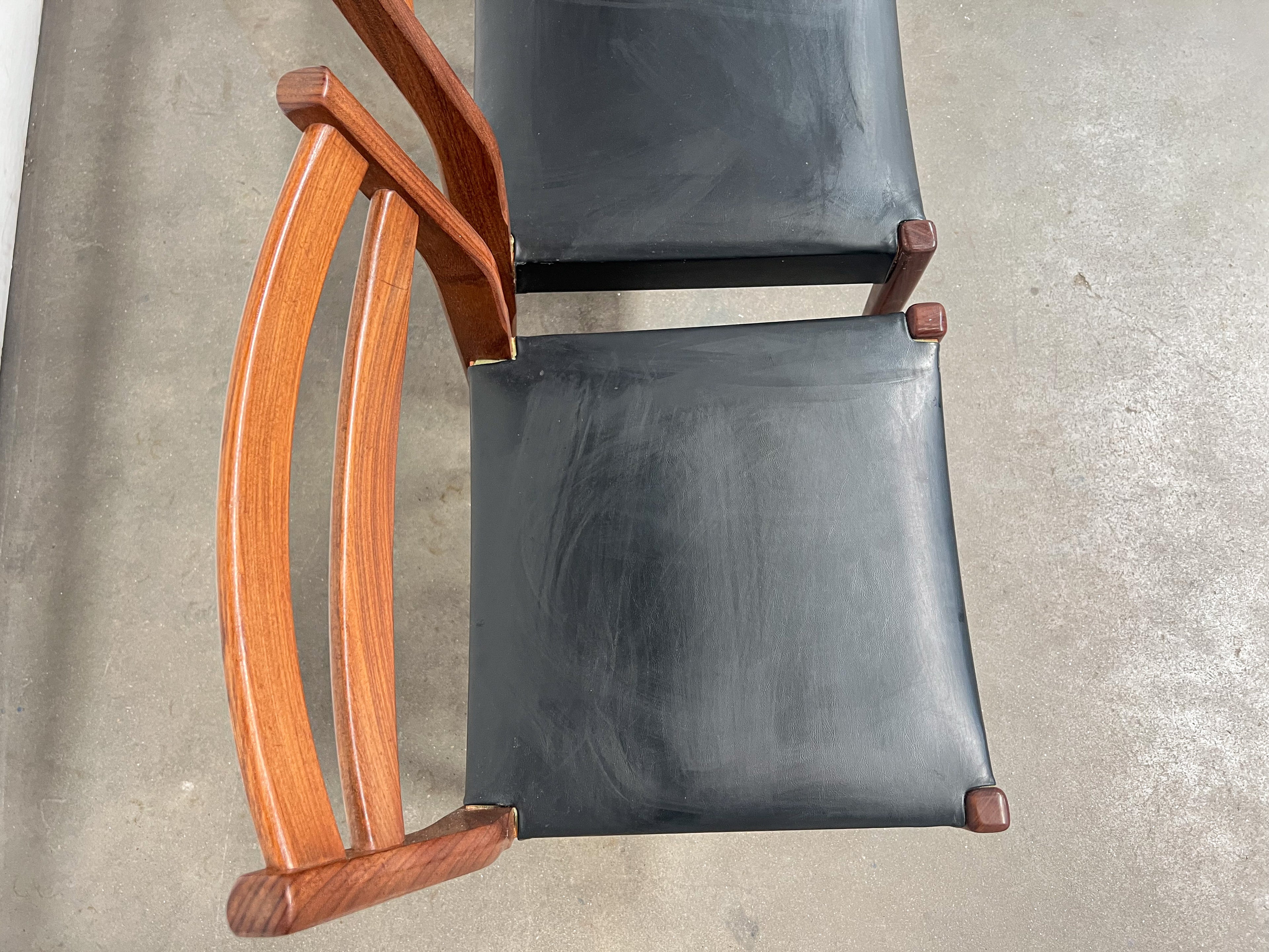 Lot de 4 chaises scandinaves vintage en teck et skaï noir