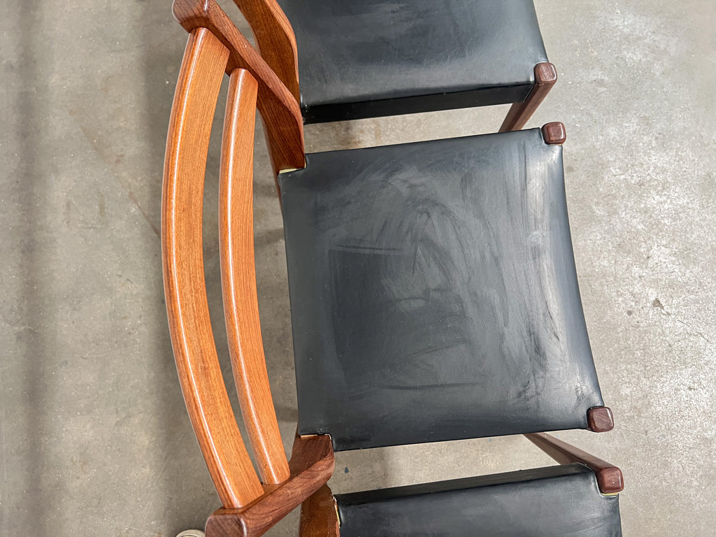 Lot de 4 chaises scandinaves vintage en teck et skaï noir