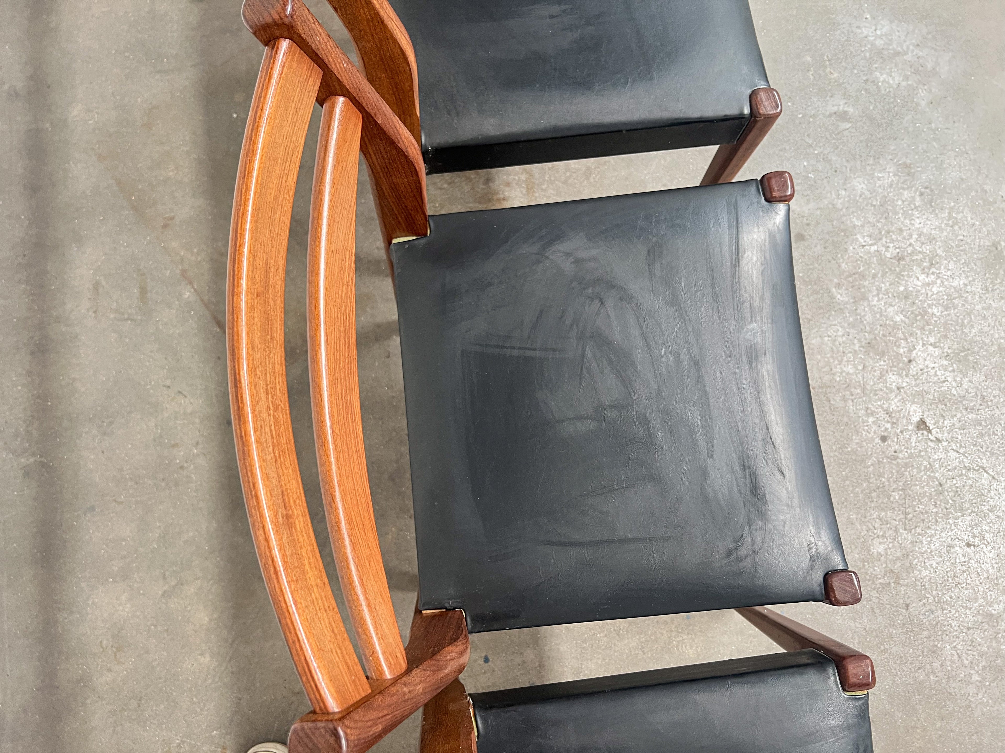 Lot de 4 chaises scandinaves vintage en teck et skaï noir