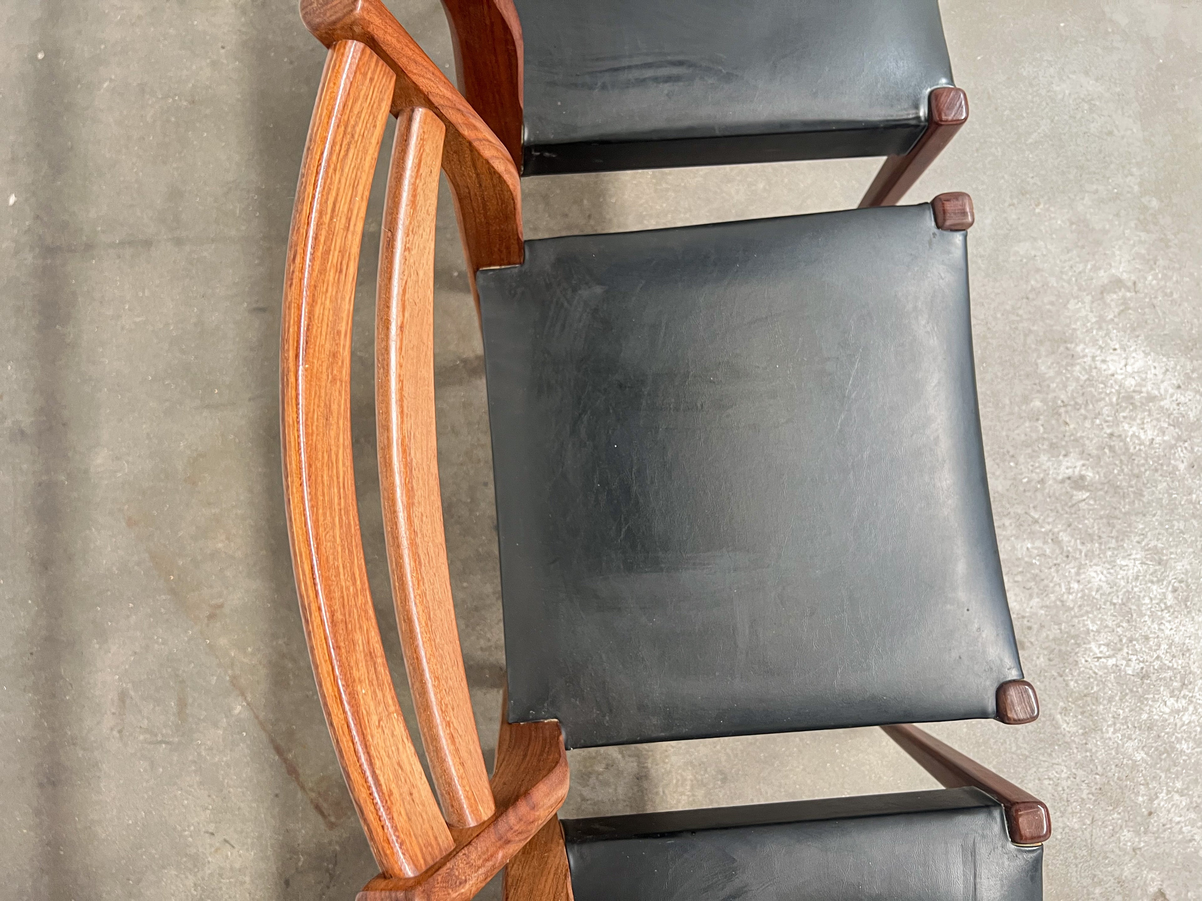 Lot de 4 chaises scandinaves vintage en teck et skaï noir