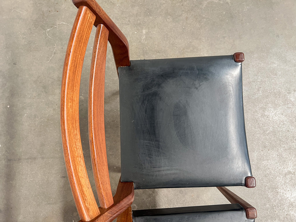 Lot de 4 chaises scandinaves vintage en teck et skaï noir