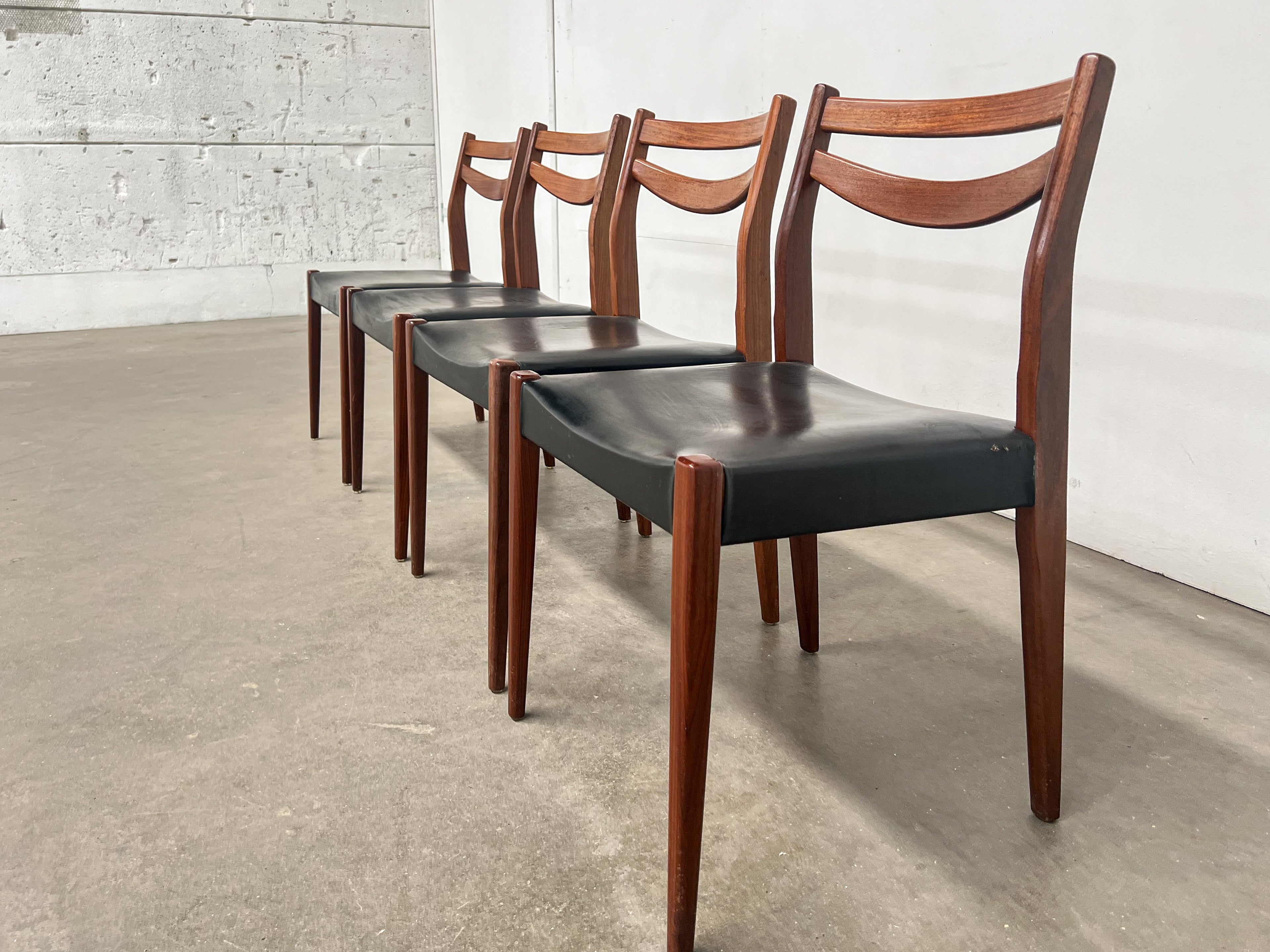 Lot de 4 chaises scandinaves vintage en teck et skaï noir
