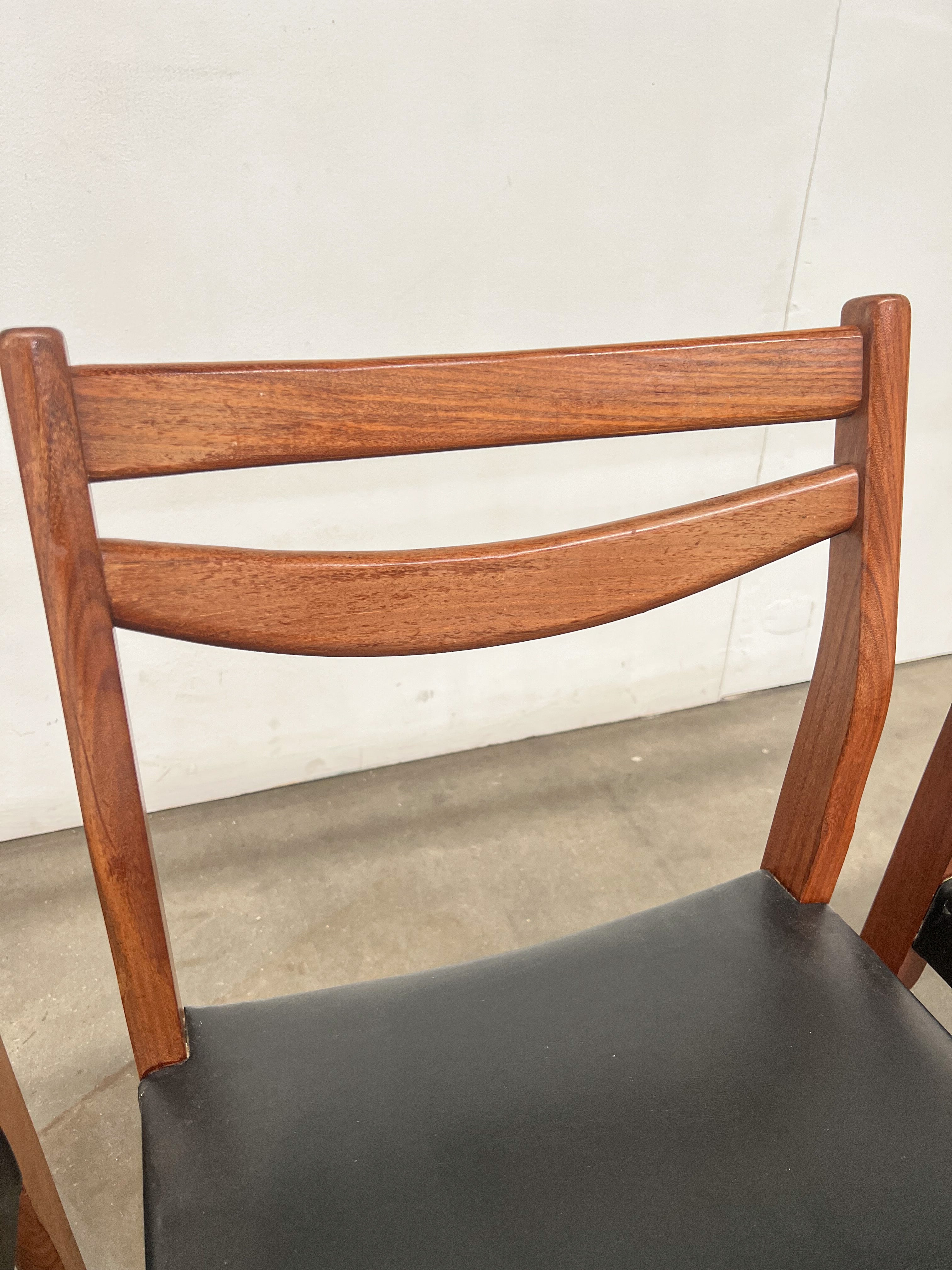 Lot de 4 chaises scandinaves vintage en teck et skaï noir