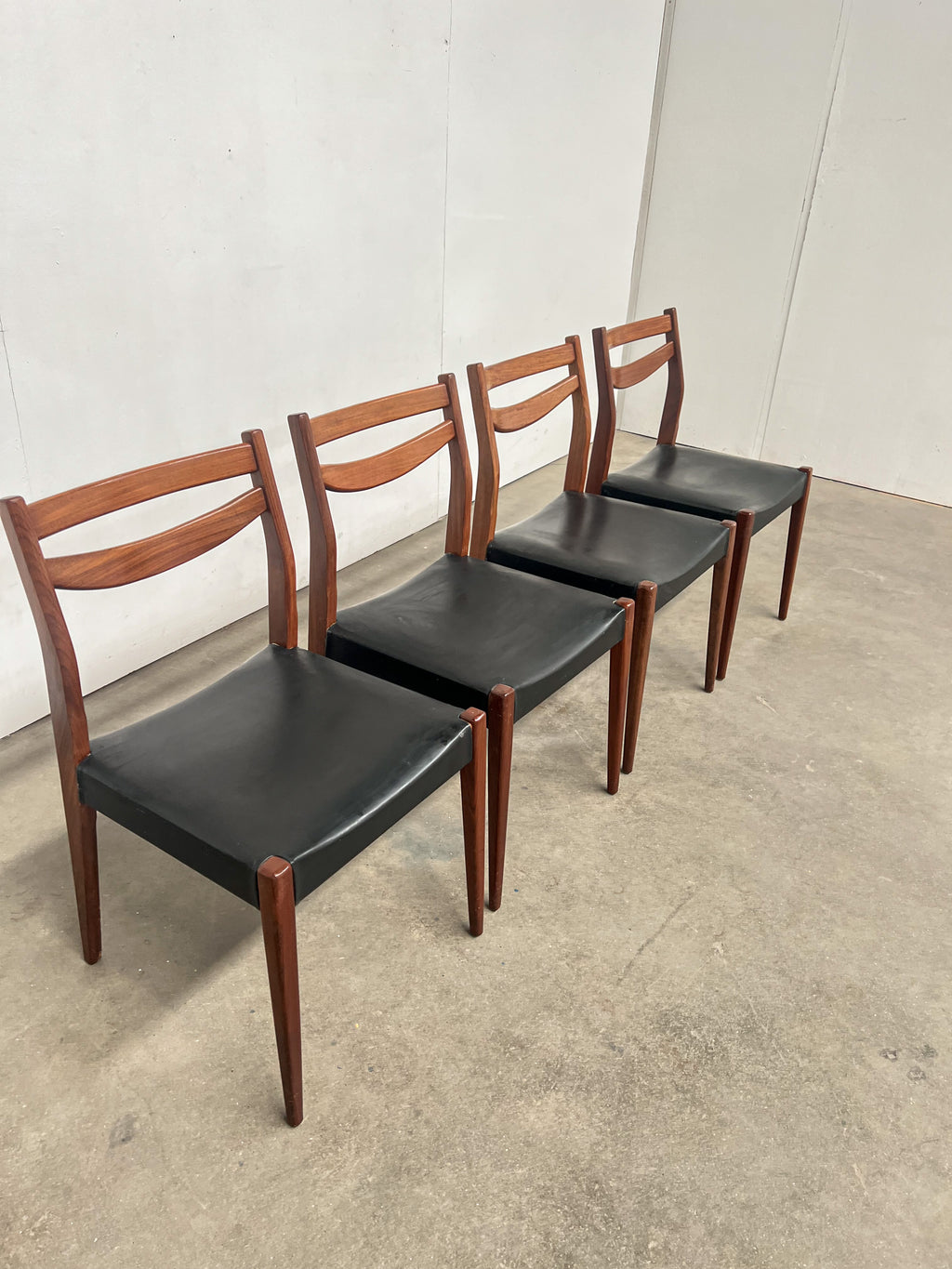 Lot de 4 chaises scandinaves vintage en teck et skaï noir