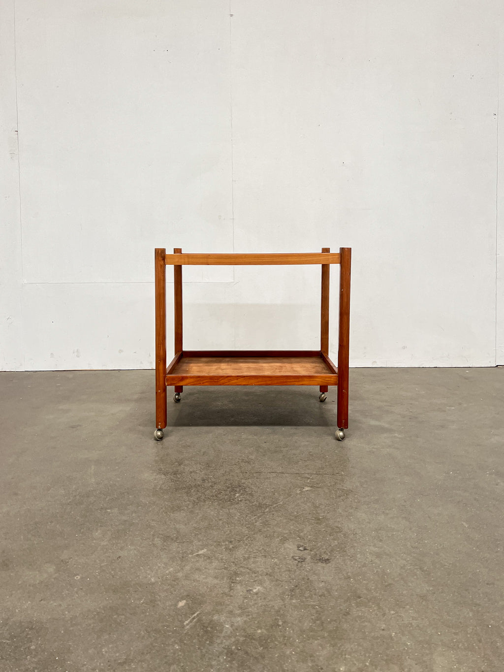 Desserte scandinave vintage en teck à roulettes – Table d'appoint