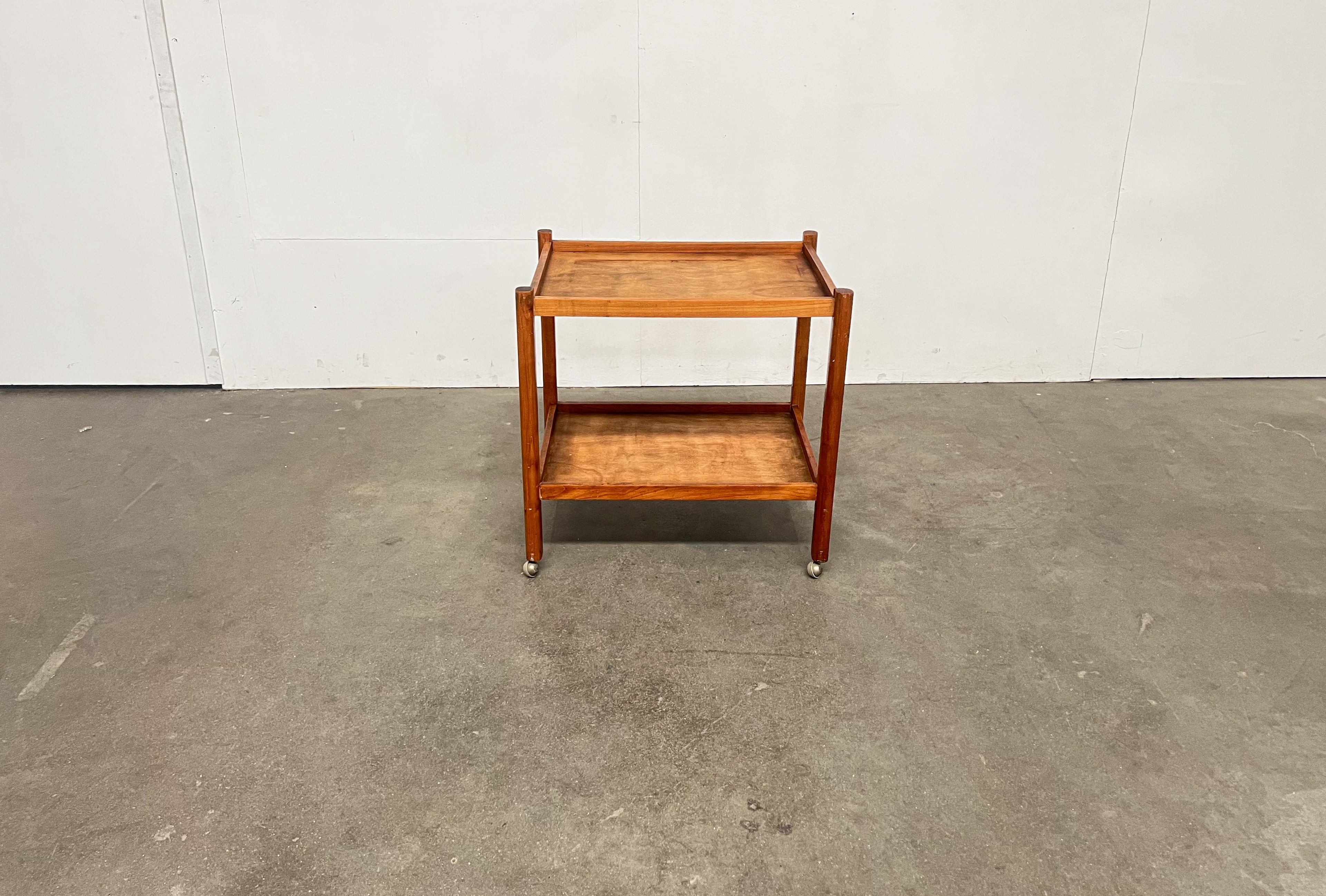 Desserte scandinave vintage en teck à roulettes – Table d'appoint