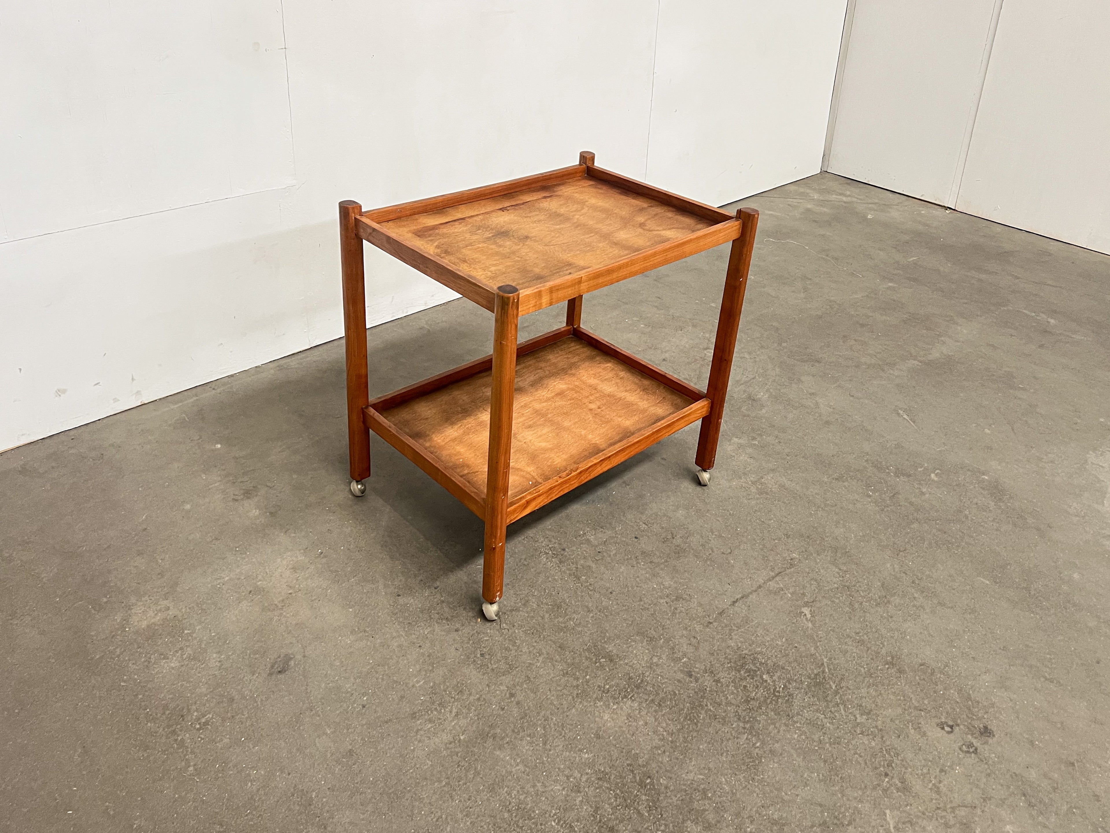 Desserte scandinave vintage en teck à roulettes – Table d'appoint