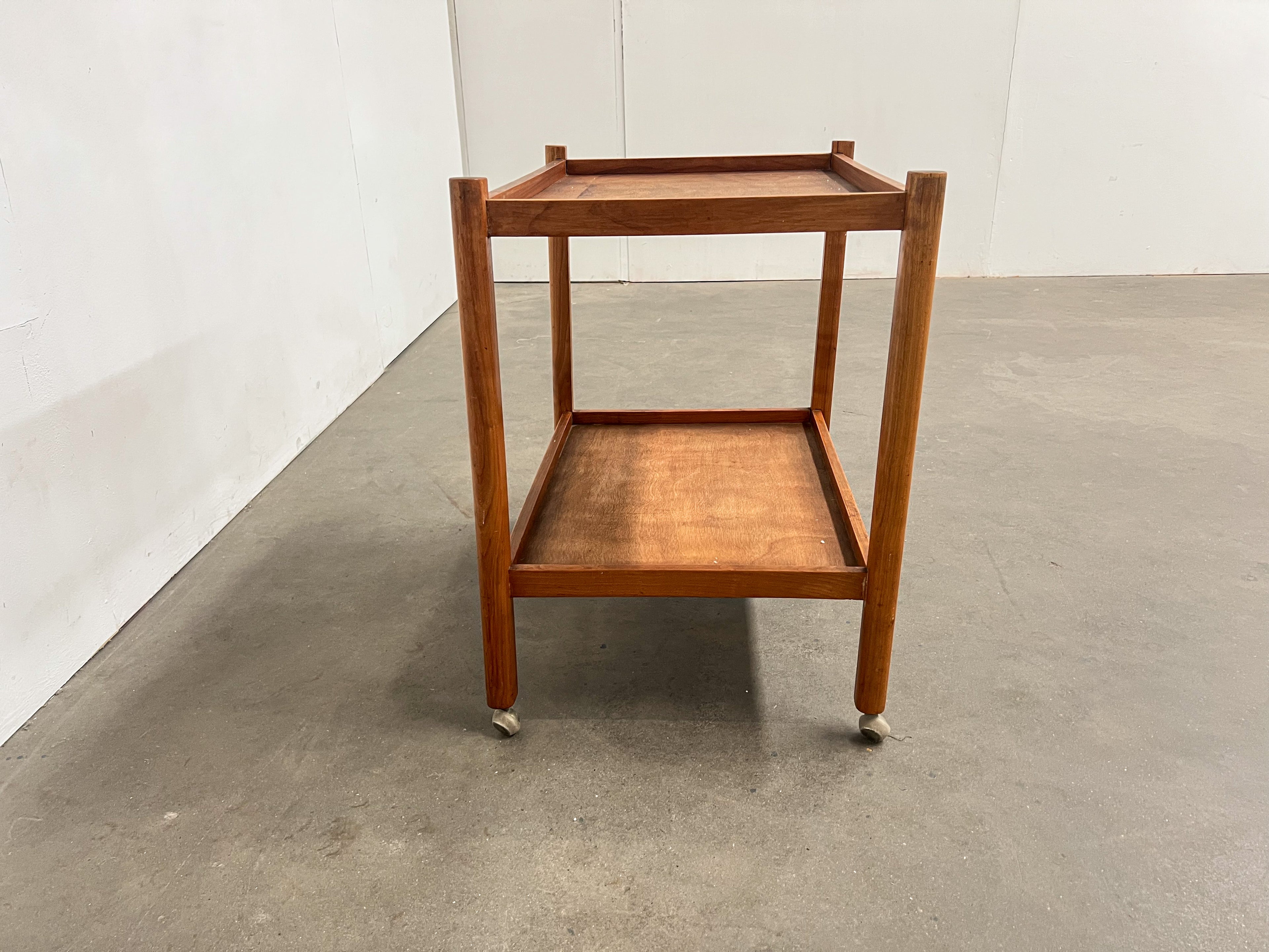 Desserte scandinave vintage en teck à roulettes – Table d'appoint