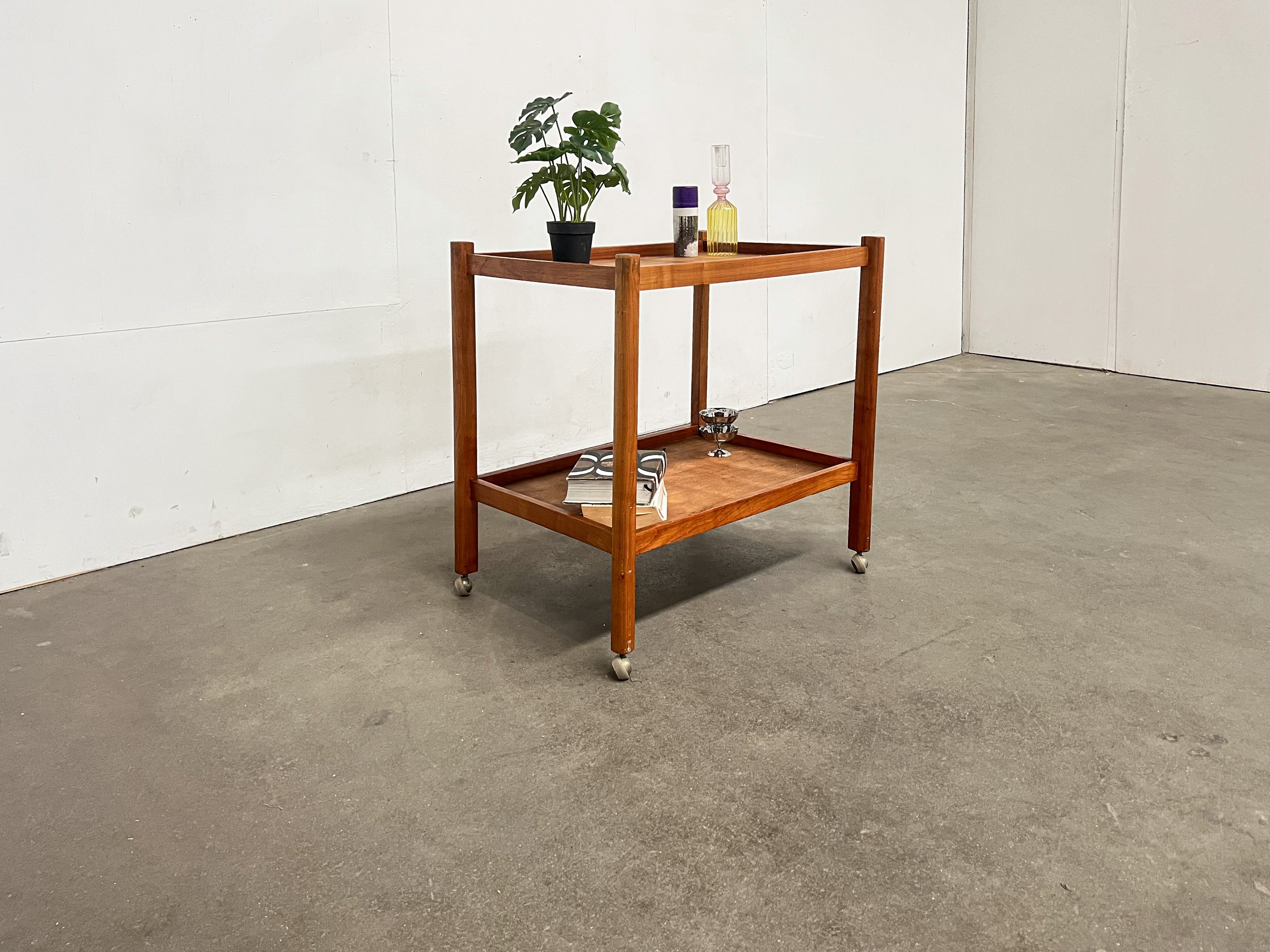 Desserte scandinave vintage en teck à roulettes – Table d'appoint