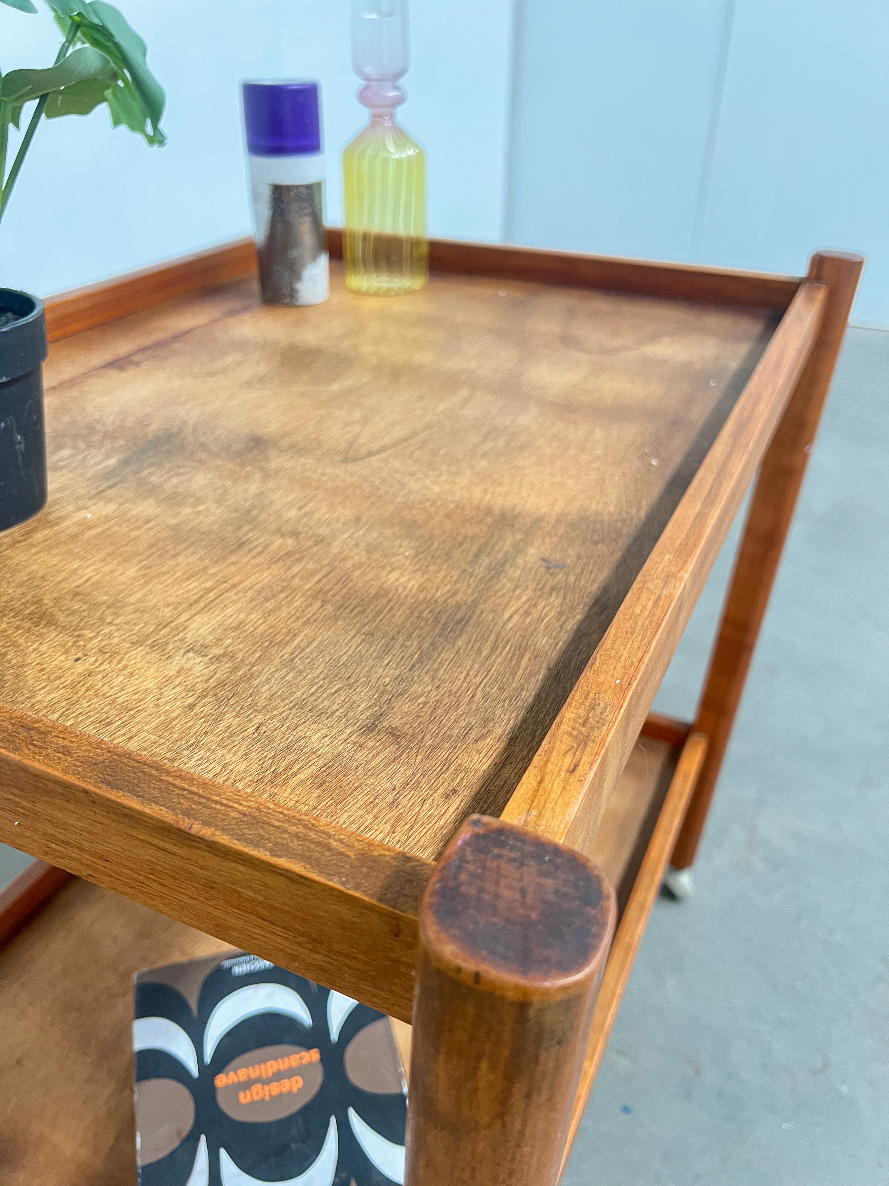 Desserte scandinave vintage en teck à roulettes – Table d'appoint