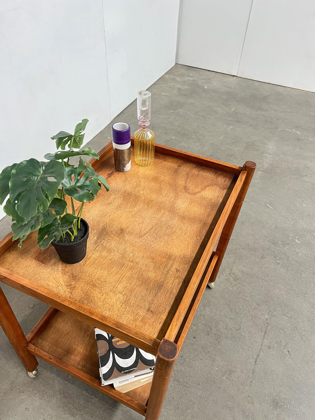 Desserte scandinave vintage en teck à roulettes – Table d'appoint