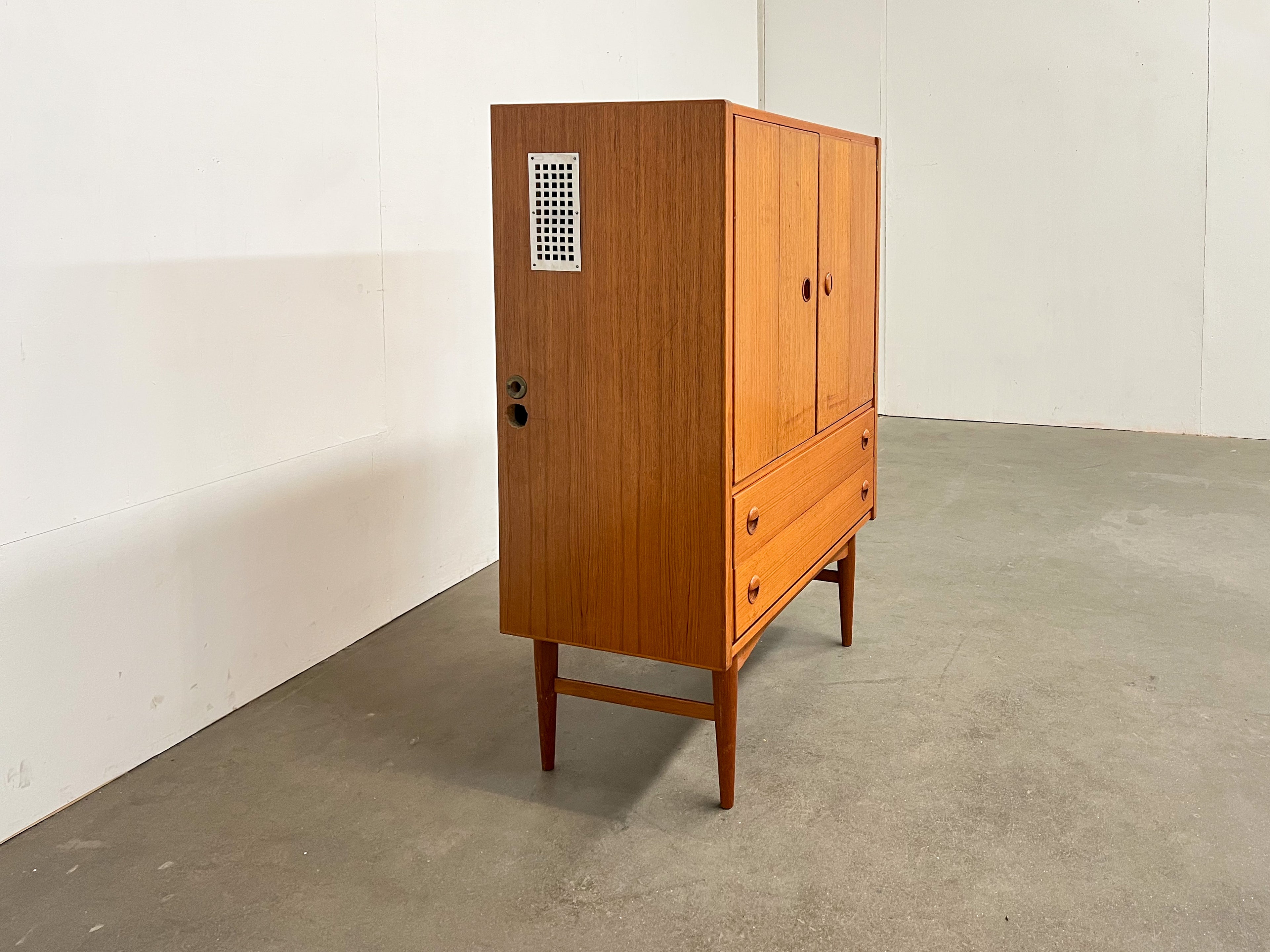 Buffet haut vintage en teck – meuble de rangement scandinave années 60