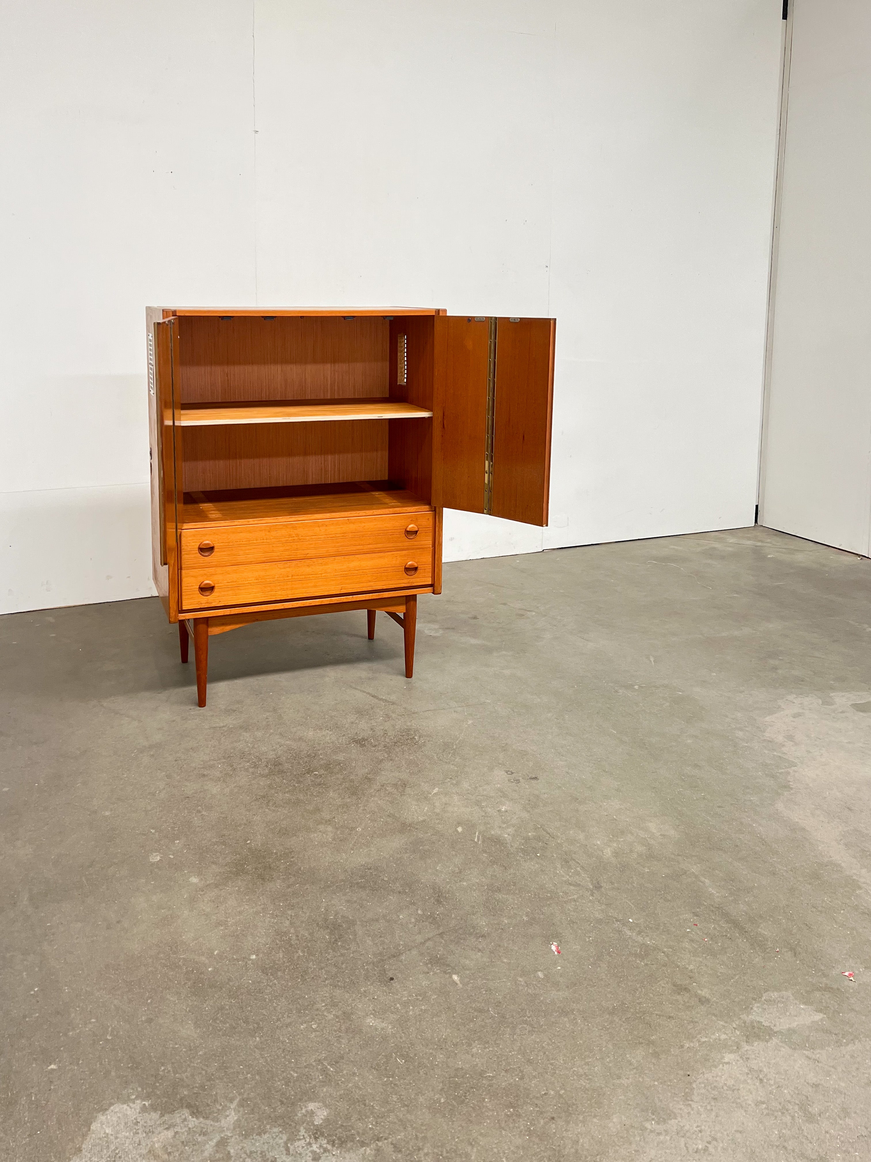 Buffet haut vintage en teck – meuble de rangement scandinave années 60