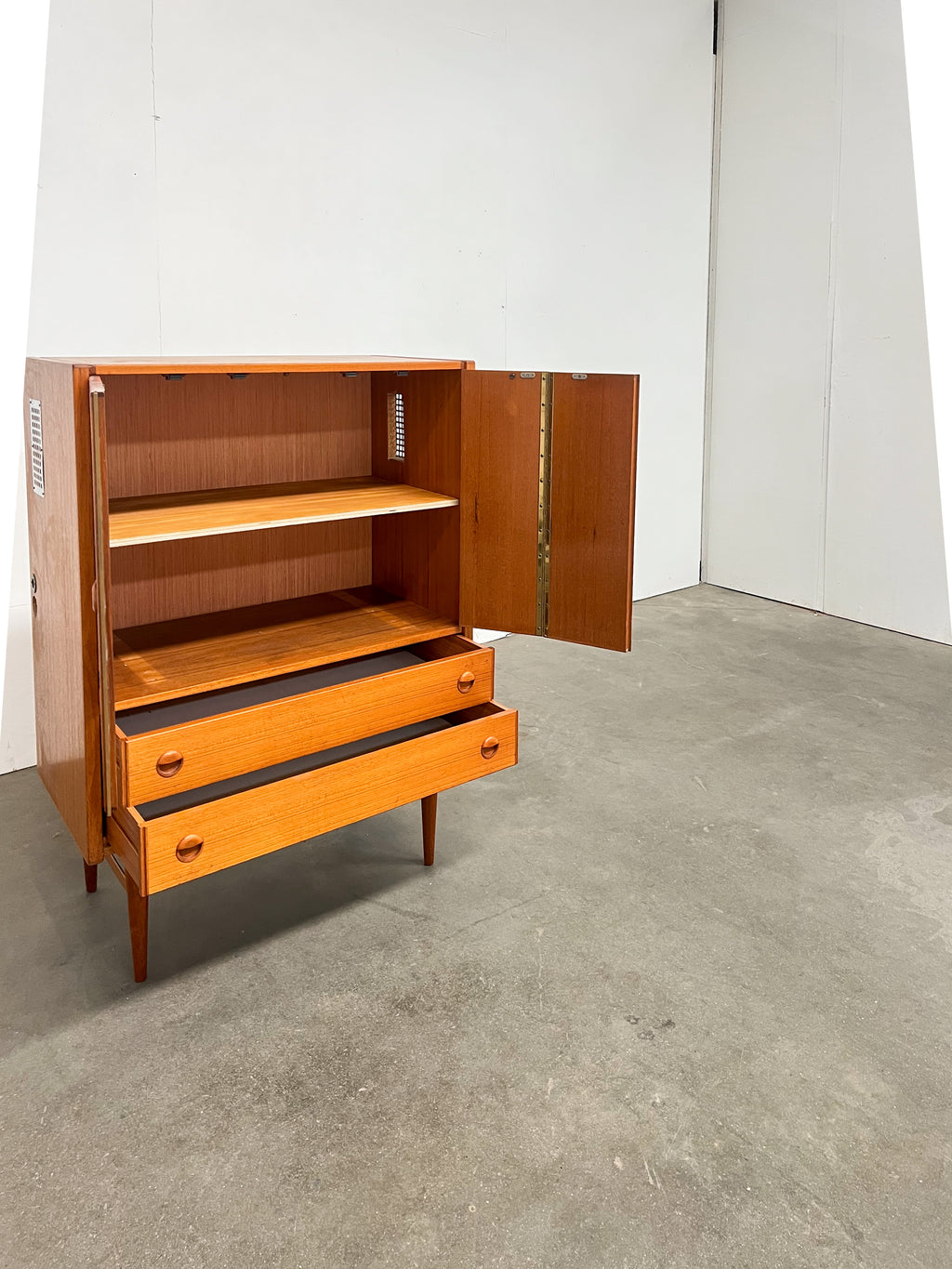 Buffet haut vintage en teck – meuble de rangement scandinave années 60