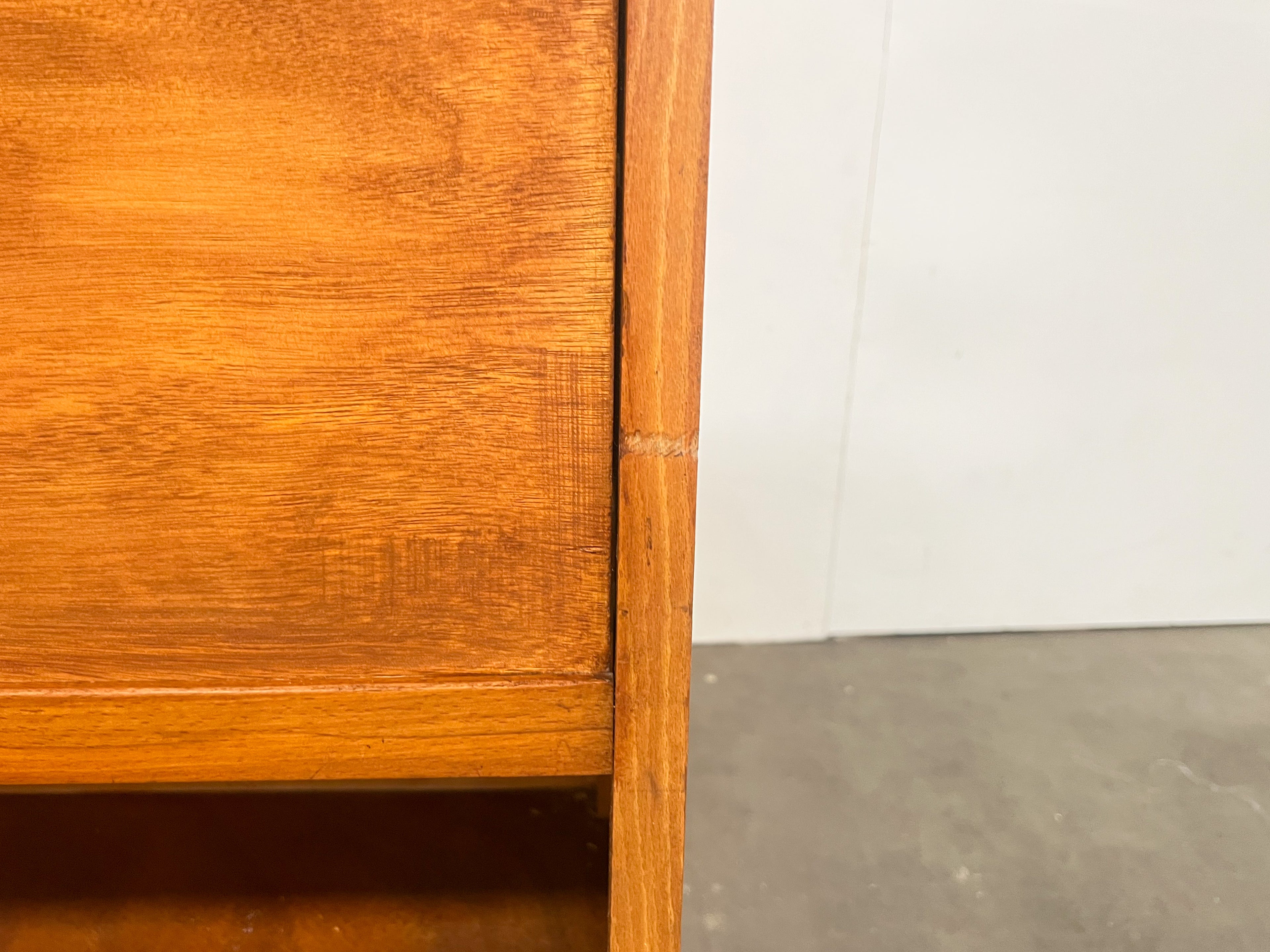 Secrétaire vintage années 50 en bois – bureau compact avec rangements
