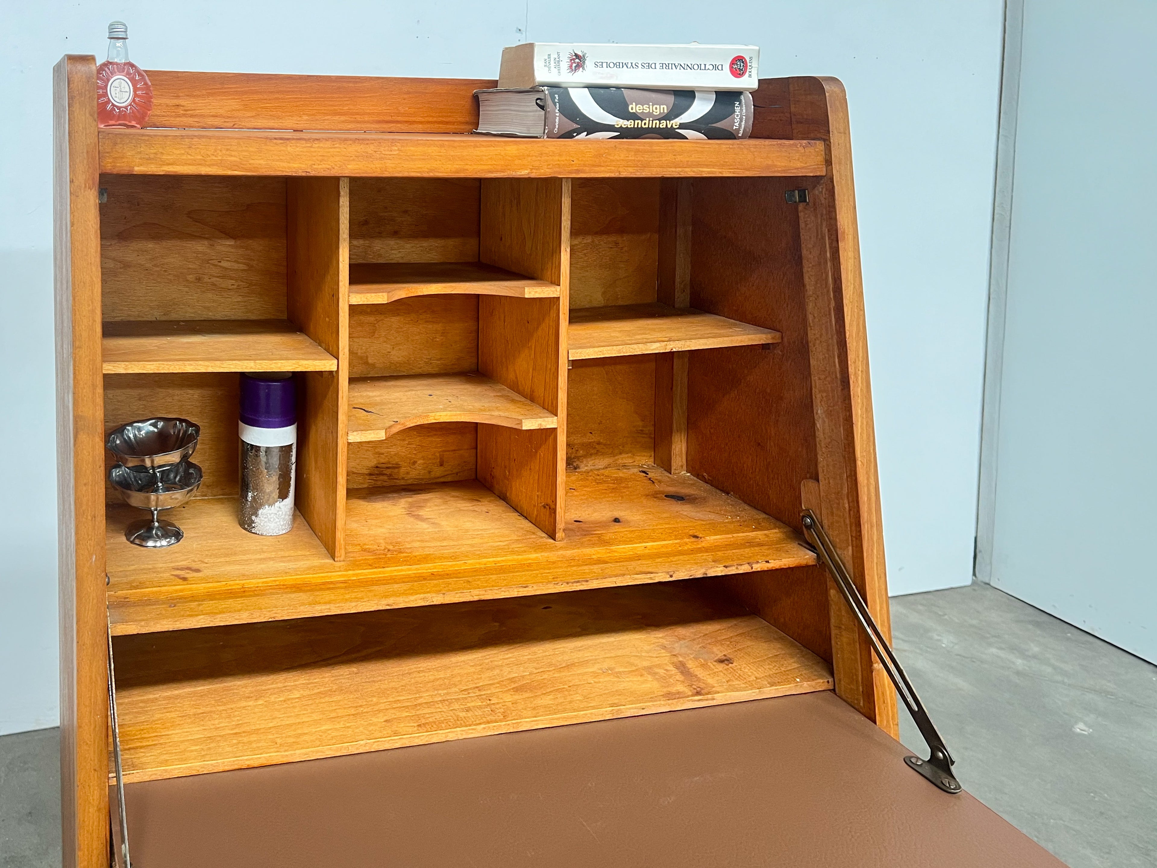 Secrétaire vintage années 50 en bois – bureau compact avec rangements