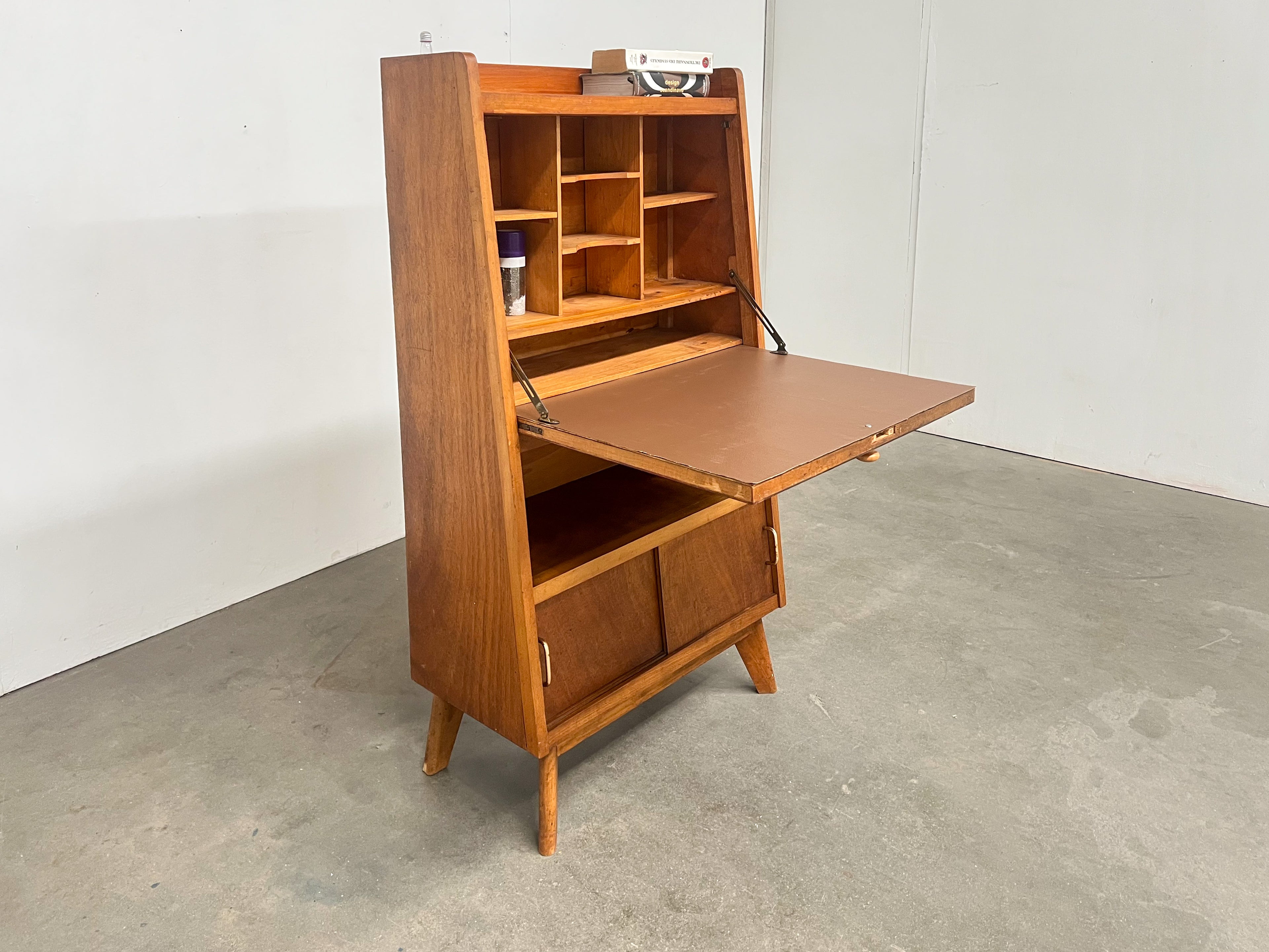 Secrétaire vintage années 50 en bois – bureau compact avec rangements