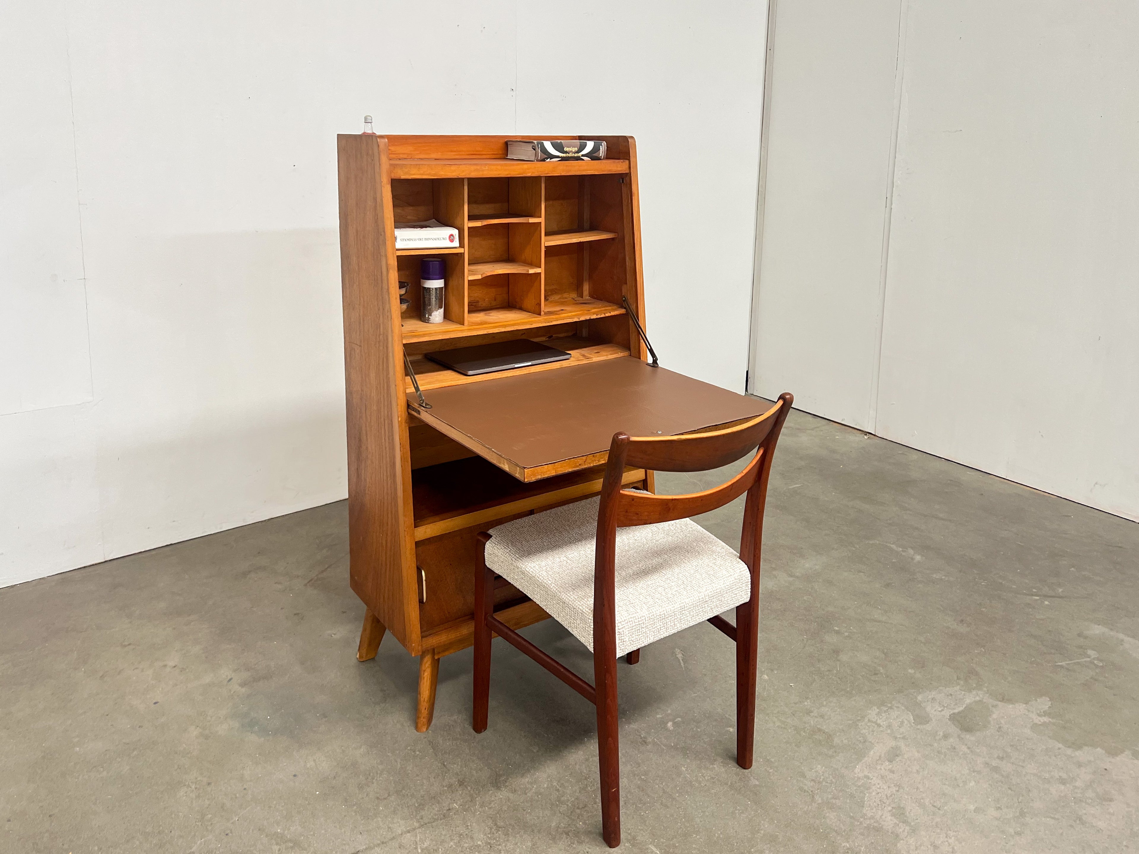 Secrétaire vintage années 50 en bois – bureau compact avec rangements