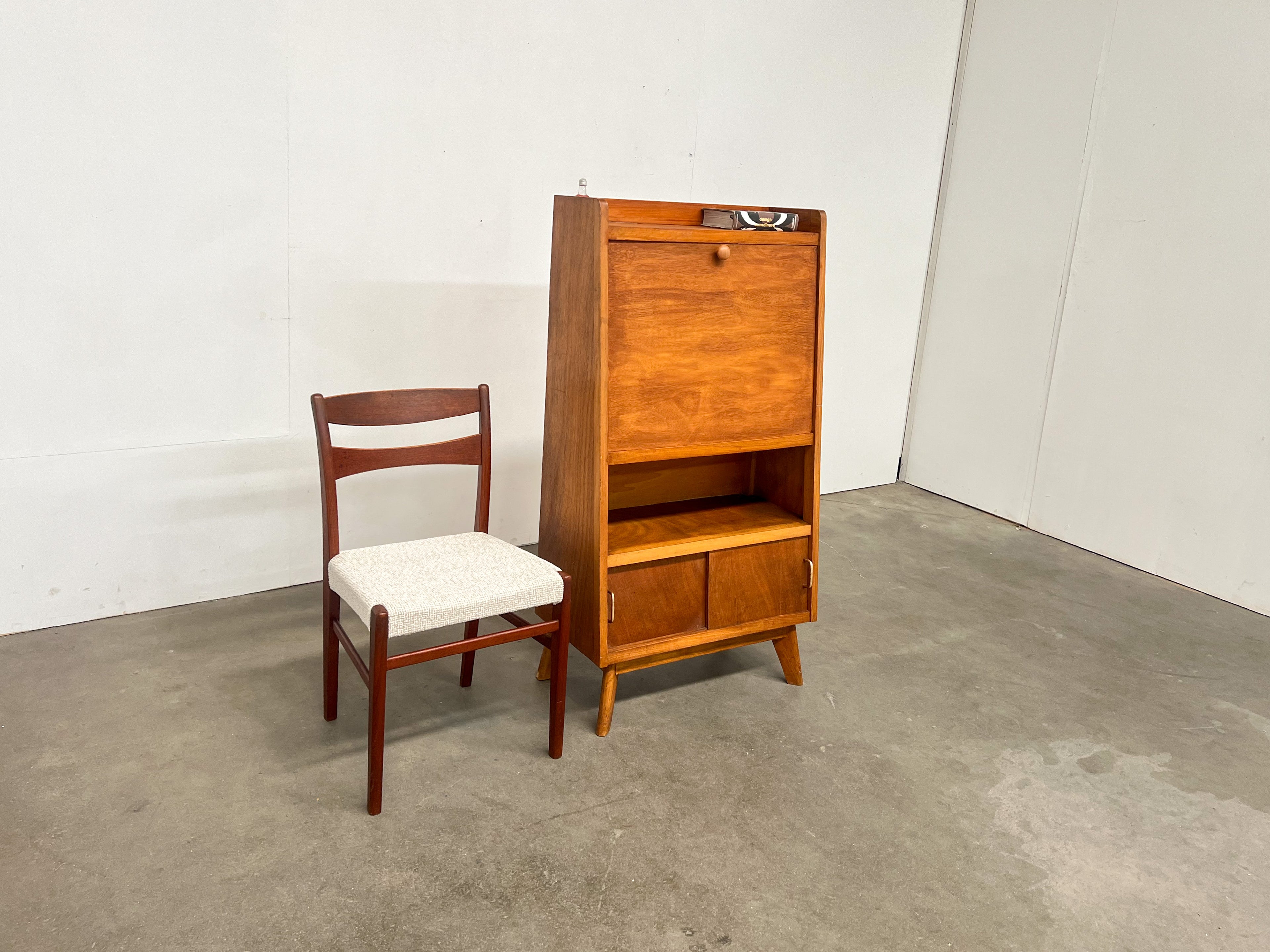 Secrétaire vintage années 50 en bois – bureau compact avec rangements