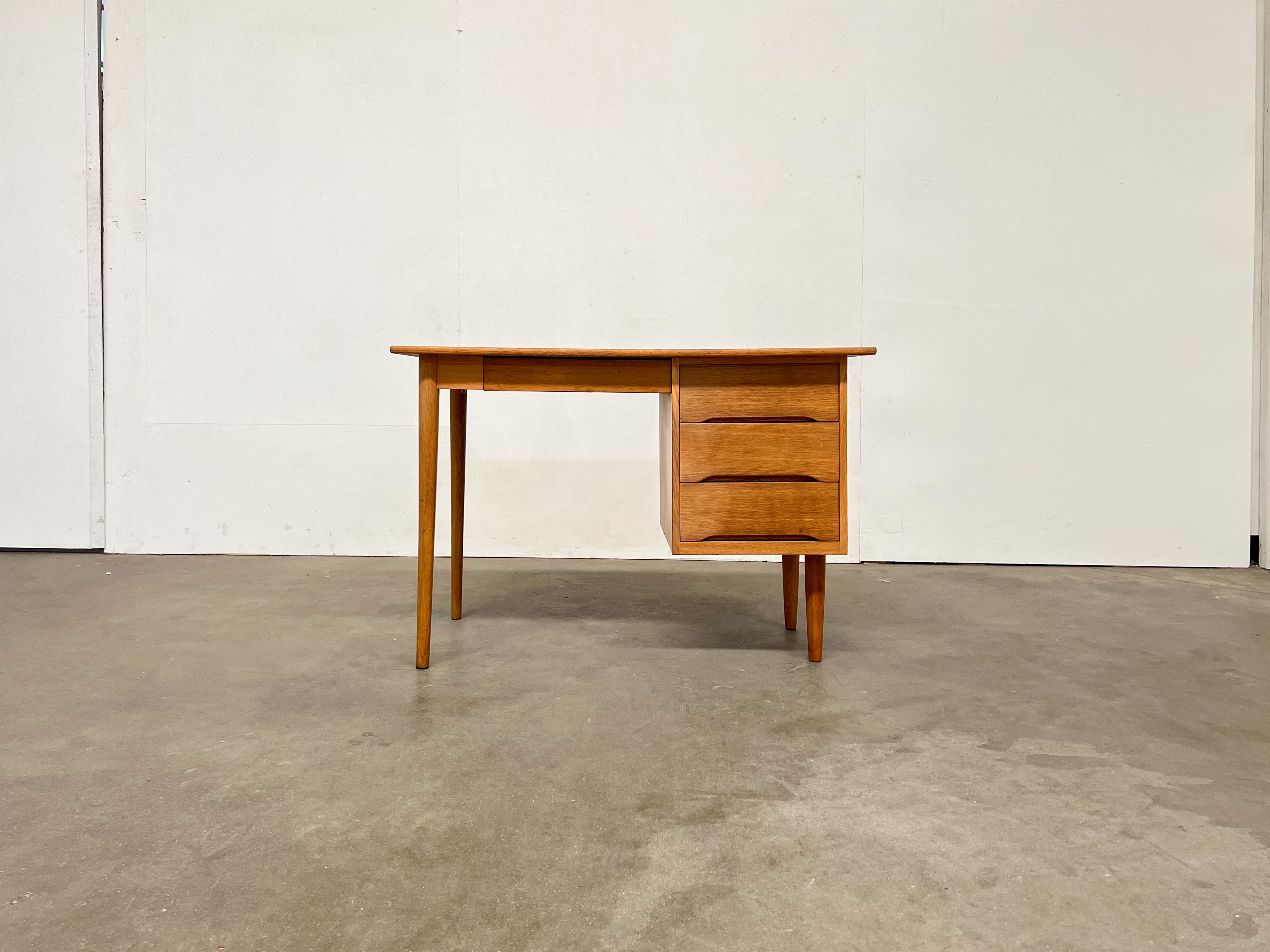 Bureau vintage en bois à 4 tiroirs – design scandinave années 60