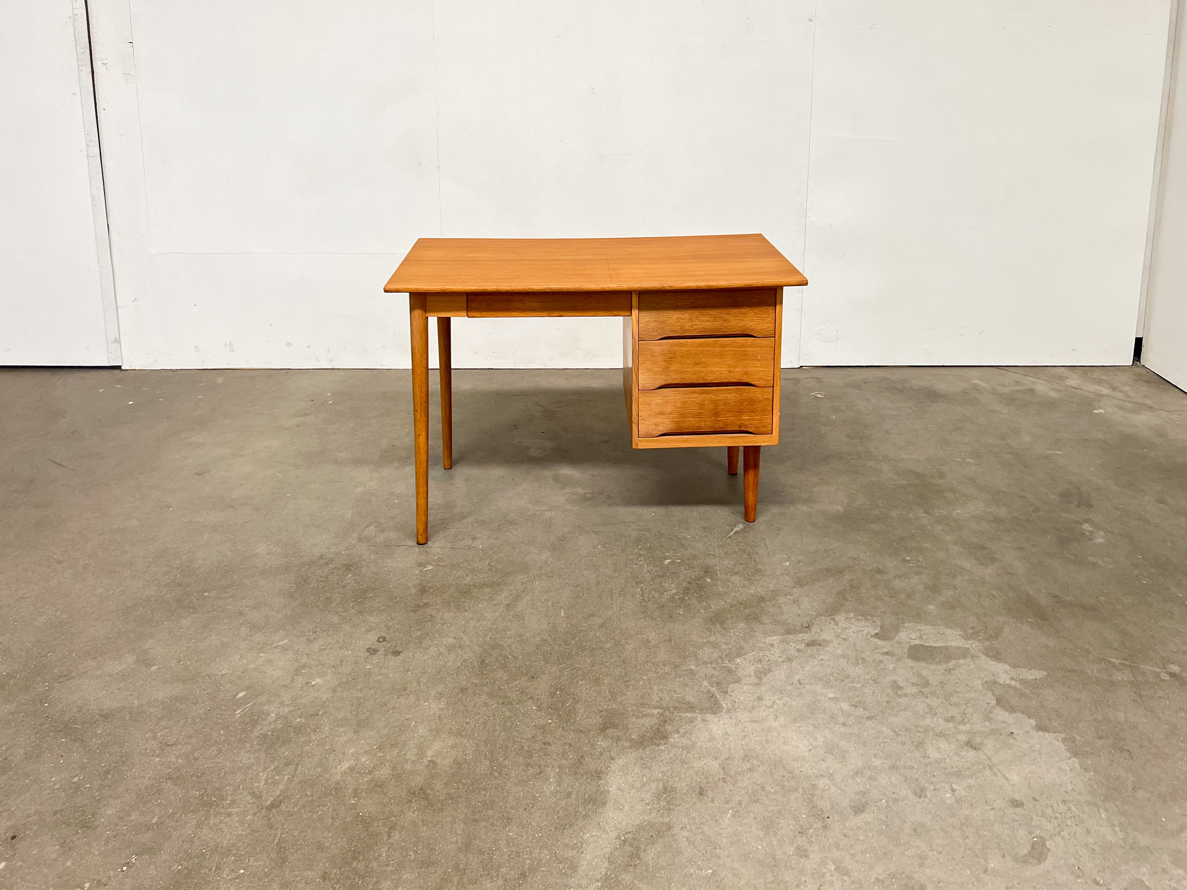 Bureau vintage en bois à 4 tiroirs – design scandinave années 60