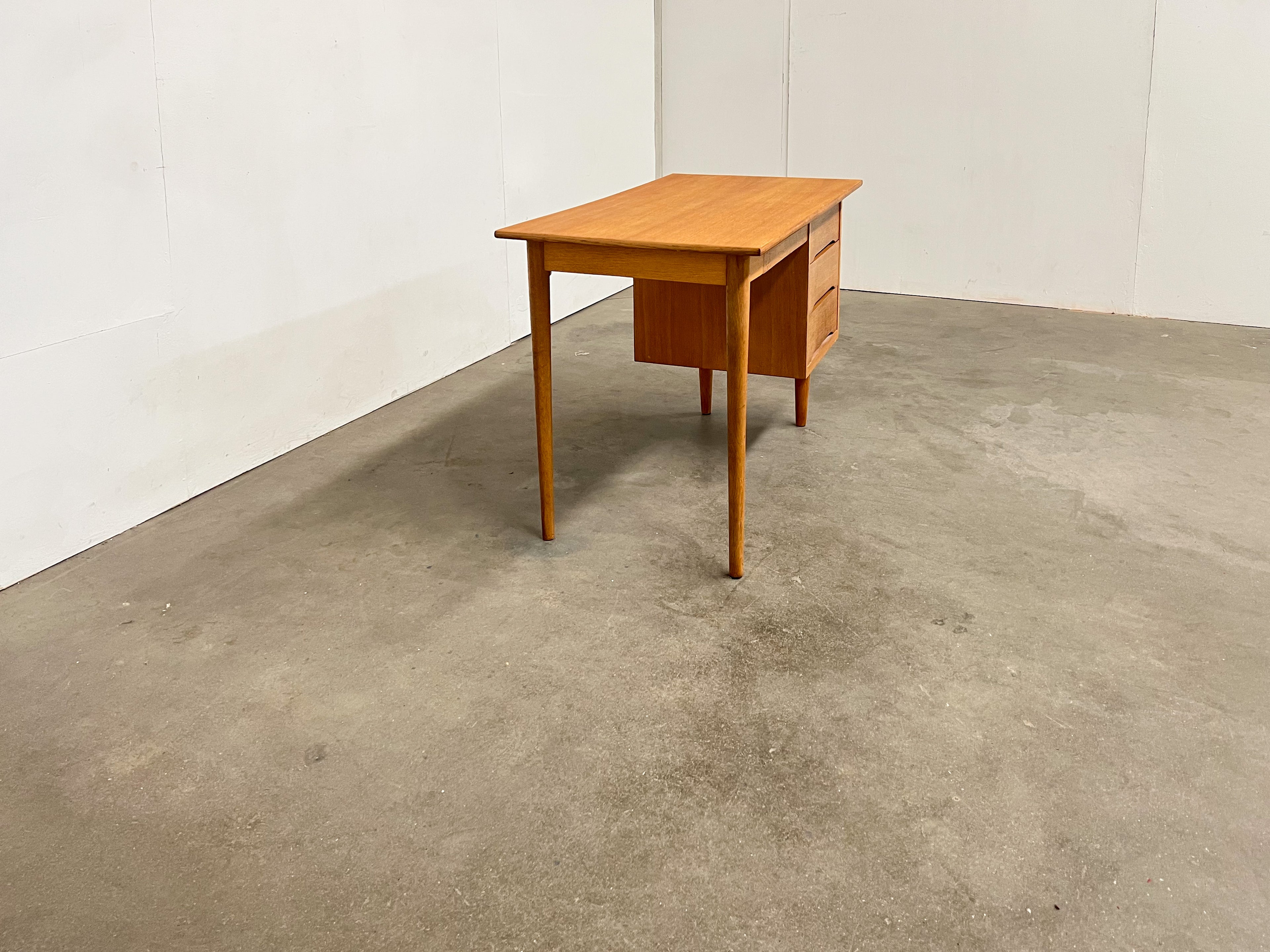 Bureau vintage en bois à 4 tiroirs – design scandinave années 60